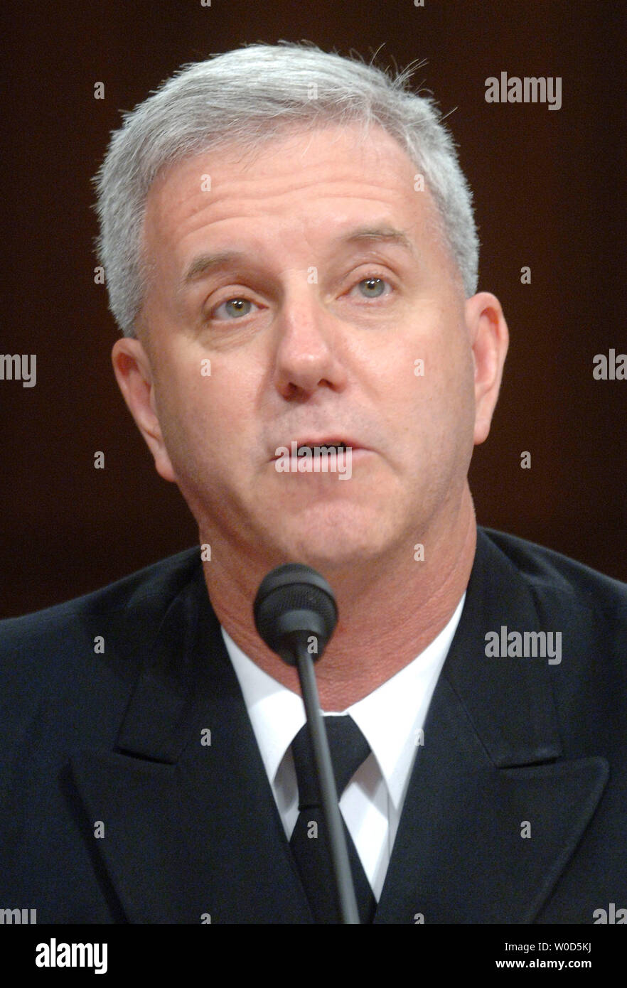 Judge Advocate General der Marine hinten Adm. James McPherson Scott Schwarz bezeugt vor einem Senat Armed Services Committee Hearing über die Guantanamo Häftlinge, in Washington am 13. Juli 2006. (UPI Foto/Kevin Dietsch) Stockfoto