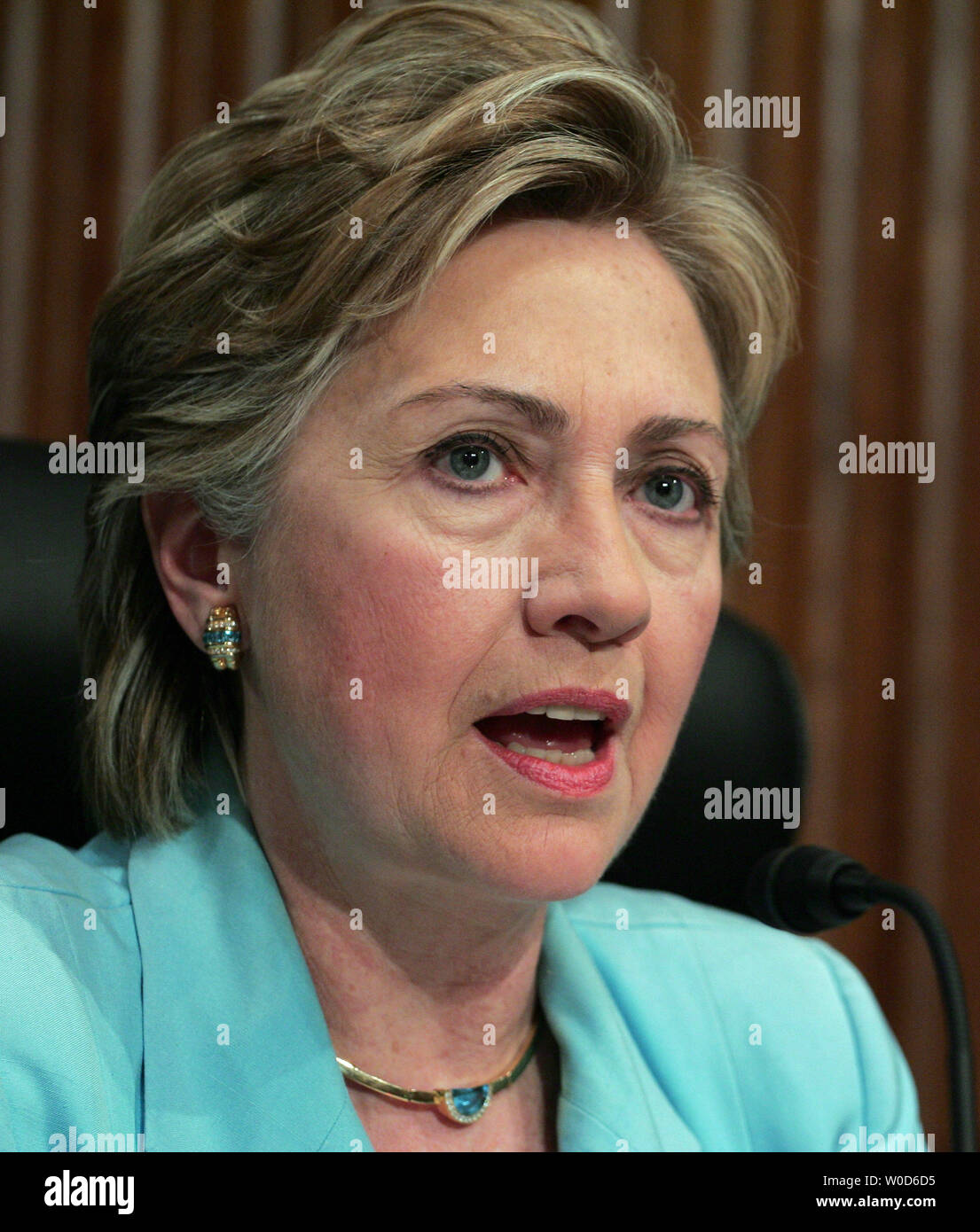 Sen. Hillary Rodham Clinton, D-NY, spricht während einem Senat, Umwelt und öffentliche Arbeiten Ausschuss Anhörung zur notfallvorsorge der Nation- und Reaktionssystem auf dem Capitol Hill in Washington am 27. Juli 2006. (UPI Foto/Eduardo Sverdlin) Stockfoto