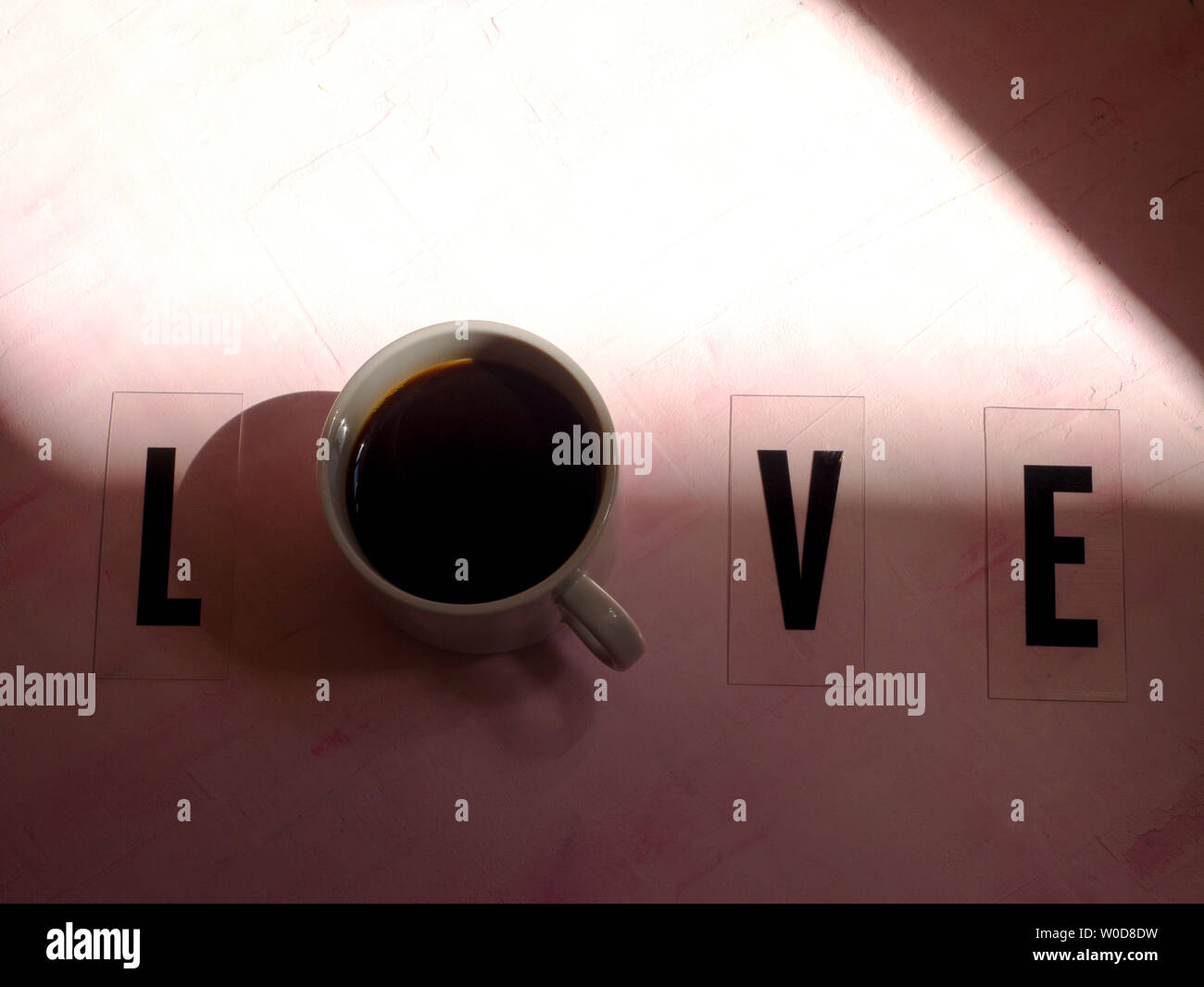 Wort Liebe bei einer Tasse Kaffee. Stockfoto
