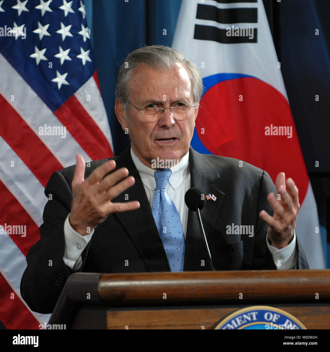 Verteidigungsminister Donald H. Rumsfeld spricht zu den Medien während einer Pressekonferenz im Pentagon in Arlington, Virginia, 20. Oktober 2006. (UPI Foto/Roger L. Wollenberg) Stockfoto