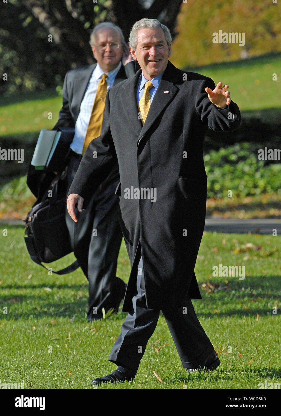 Us Prasident George W Bush Und Das Weisse Haus Stellvertretender Stabschef Karl Rove Zu Fuss Von Marine One Auf Dem Sudrasen Des Weissen Hauses Auf Dem Weg Zur Kampagne In Iowa Und Michigan
