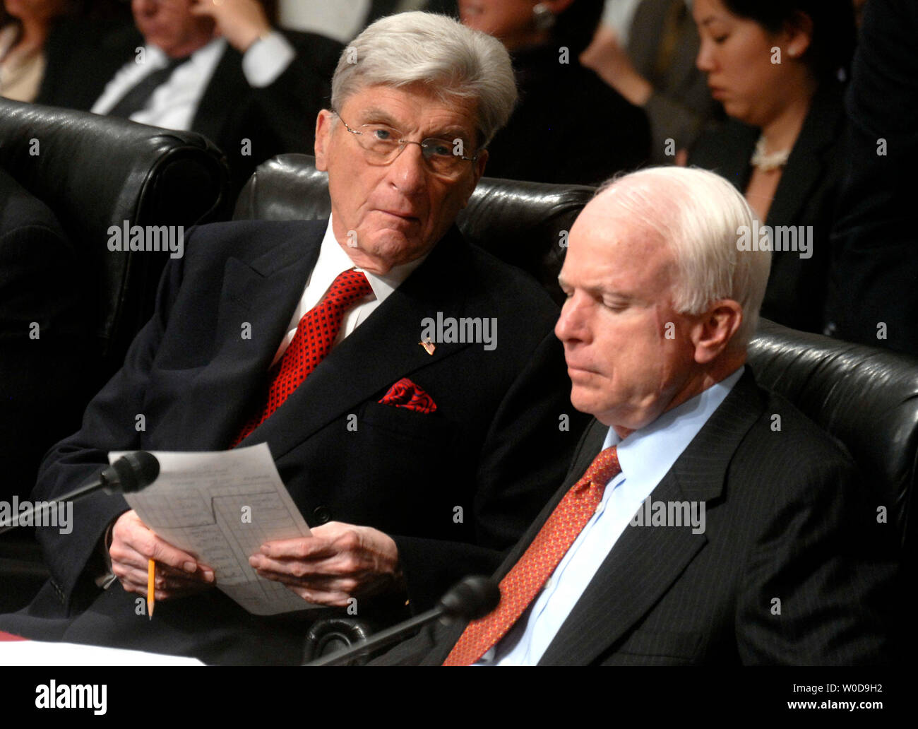 Senate Armed Services Committee Chairman Senator John Warner (R-VA) (L) ist während den Vorsitz über eine bewaffnete Dienste Anhörung über militärische Einsätze im Irak, in Washington am 15. November 2006 sitzt neben Senator John McCain (R-AV). (UPI Foto/Kevin Dietsch) Stockfoto