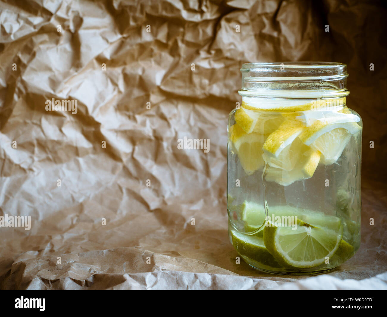 Limonade mit Zitrone auf hellen Hintergrund. Null Abfall Konzept. Stockfoto