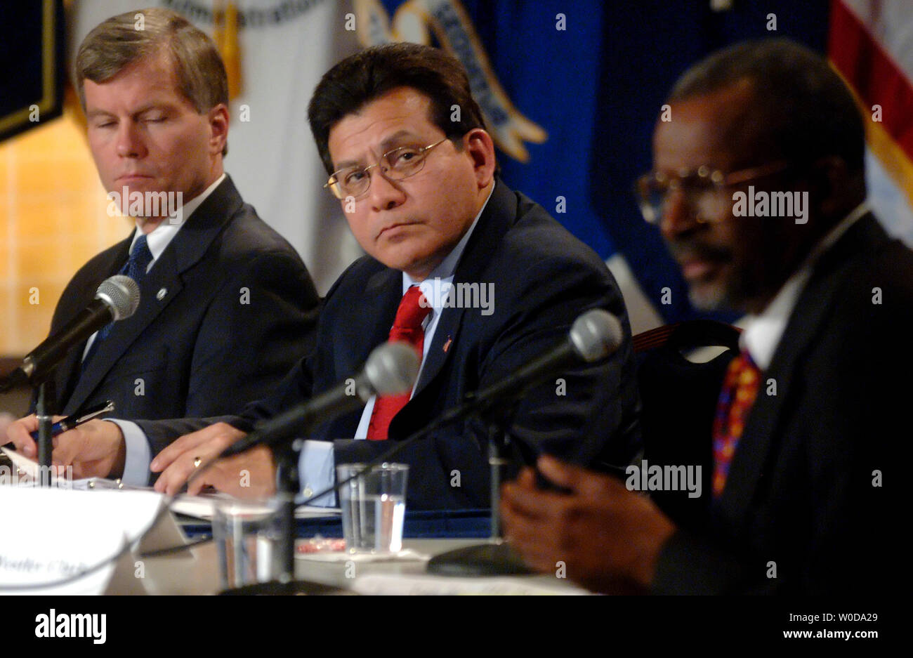 Attorney General Alberto Gonzales (C) beteiligt sich an einem methamphetamine Podiumsdiskussion als Teil der nationalen Methamphetamine Bewußtsein Tag in Washington am 30. November 2006. Gonzales wurde durch den Generalstaatsanwalt des Commonwealth von Virginia Robert McDonnell (L) und Direktor des Zentrums für Substanzmißbrauch Behandlung Westley Clark verbunden. (UPI Foto/Kevin Dietsch) Stockfoto