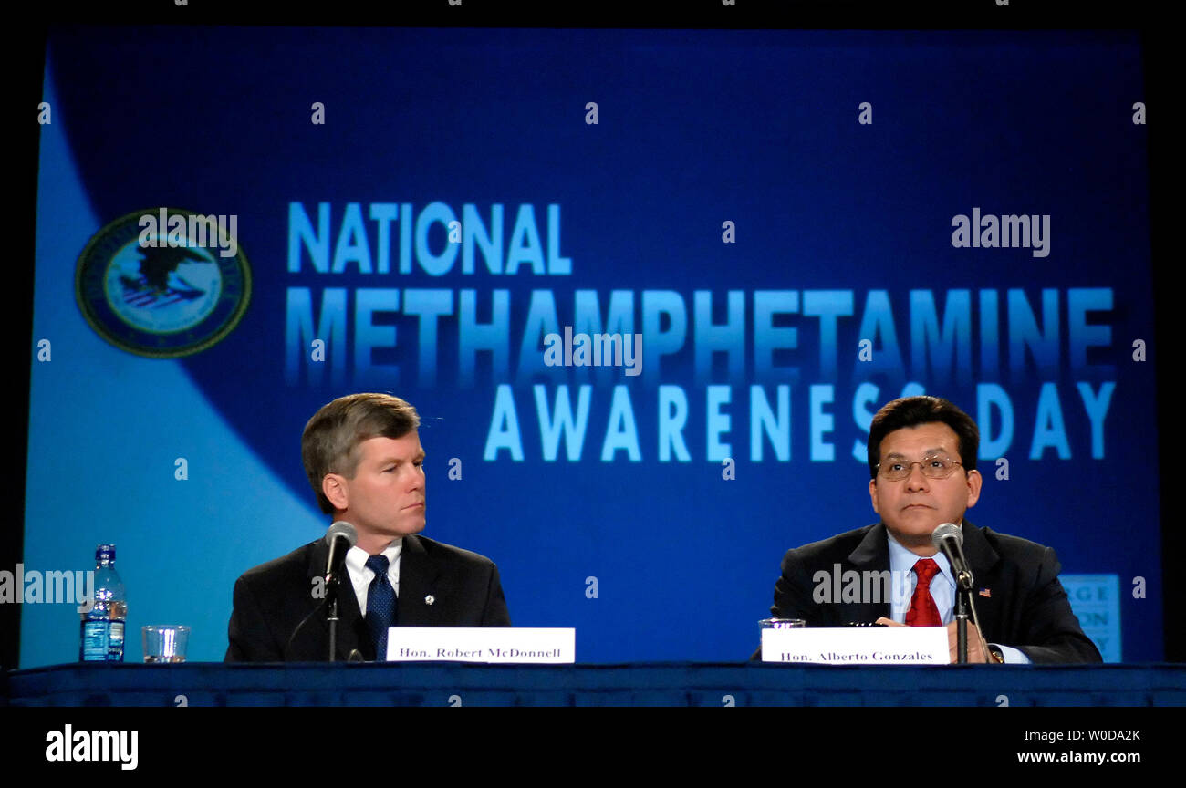 Attorney General Alberto Gonzales (R) beteiligt sich an einem methamphetamine Podiumsdiskussion an der Seite von Attorney General des Commonwealth von Virginia Robert McDonnell als Teil der nationalen Methamphetamine Bewußtsein Tag in Washington am 30. November 2006. (UPI Foto/Kevin Dietsch) Stockfoto