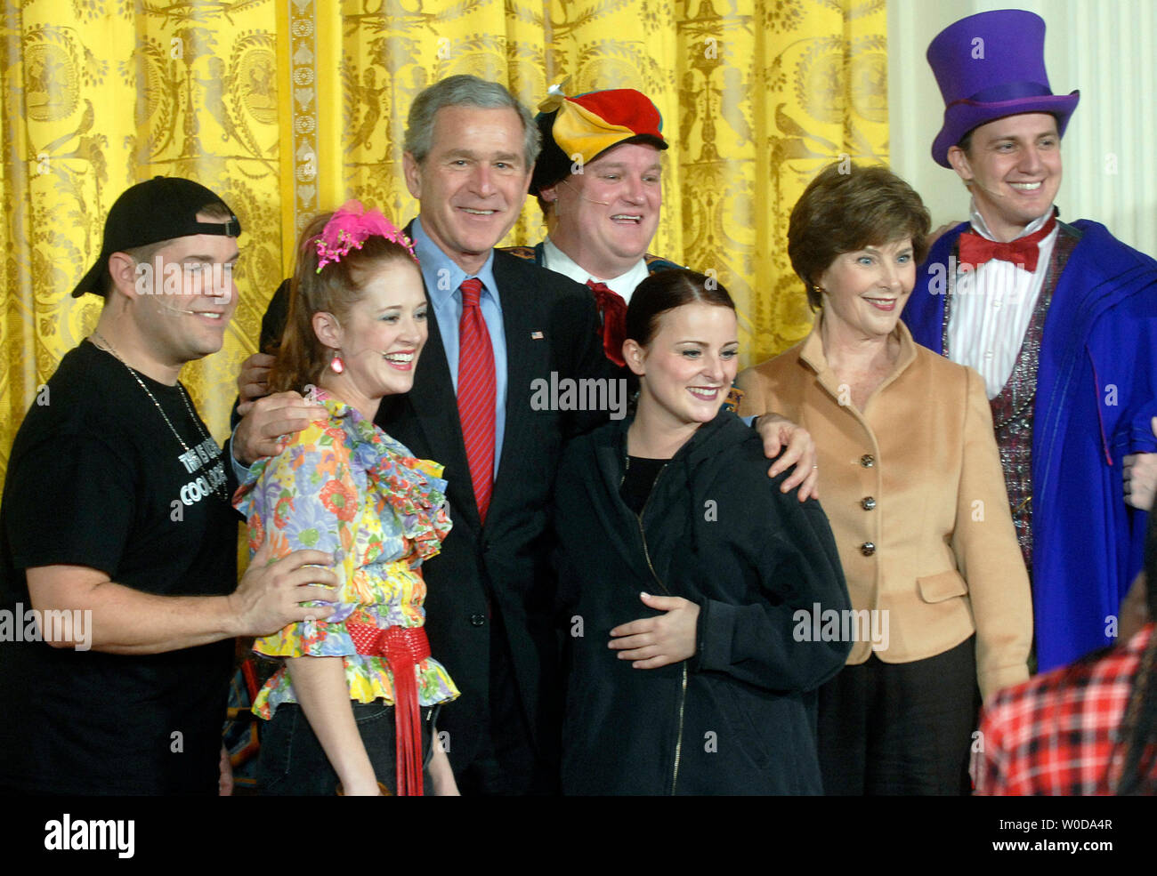 Us-Präsident George W. Bush und First Lady Laura Bush pose mit der Besetzung der Roald Dahls Willy Wonka, an der die Kinder Urlaub von Empfang und Leistung, im Weißen Haus in Washington am 4. Dezember 2006. Die Besetzung erfolgt eine verkürzte Version von ihren Spielen, die im Kennedy Center öffnet am 23. Dezember. (UPI Foto/Kevin Dietsch) Stockfoto