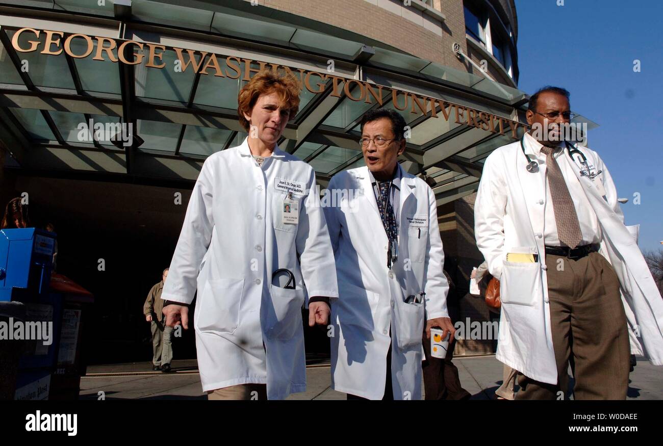 Ärzte verlässt die George Washington University Hospital in Washington am 14. Dezember 2006. Sen. Tim Johnson (D-SD) bleibt noch drinnen, nachdem gestern das Leiden einer Hirnblutung auf dem Capitol Hill hospitalisiert. (UPI Foto/Kevin Dietsch) Stockfoto