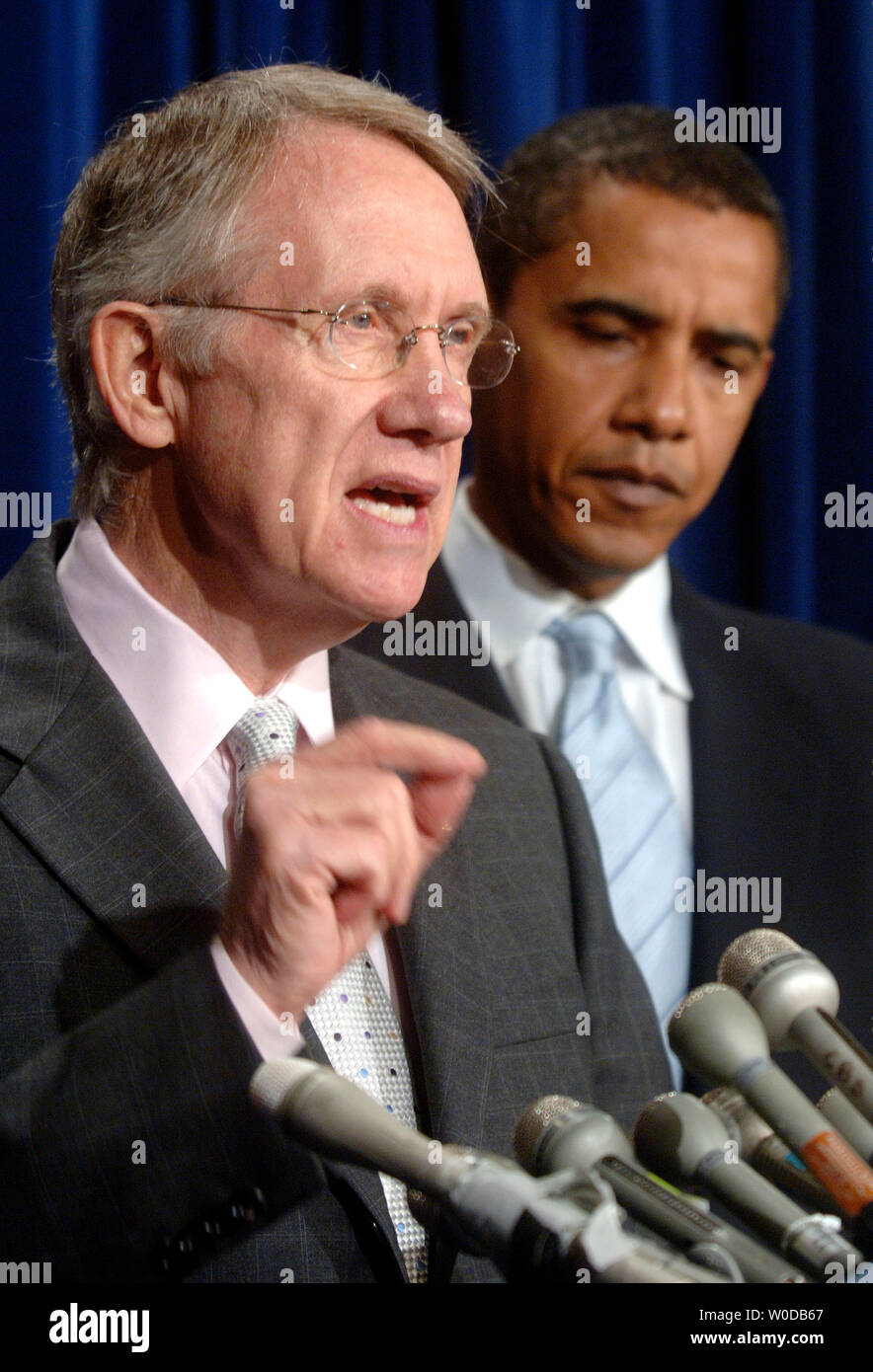 Mehrheitsführer im Senat, Harry Reid spricht bei einer Pressekonferenz auf die Stärkung der Ethik Reform, in Washington am 8. Januar 2007. Reid war verbunden von Senator Barack Obama (D-IL). (UPI Foto/Kevin Dietsch) Stockfoto