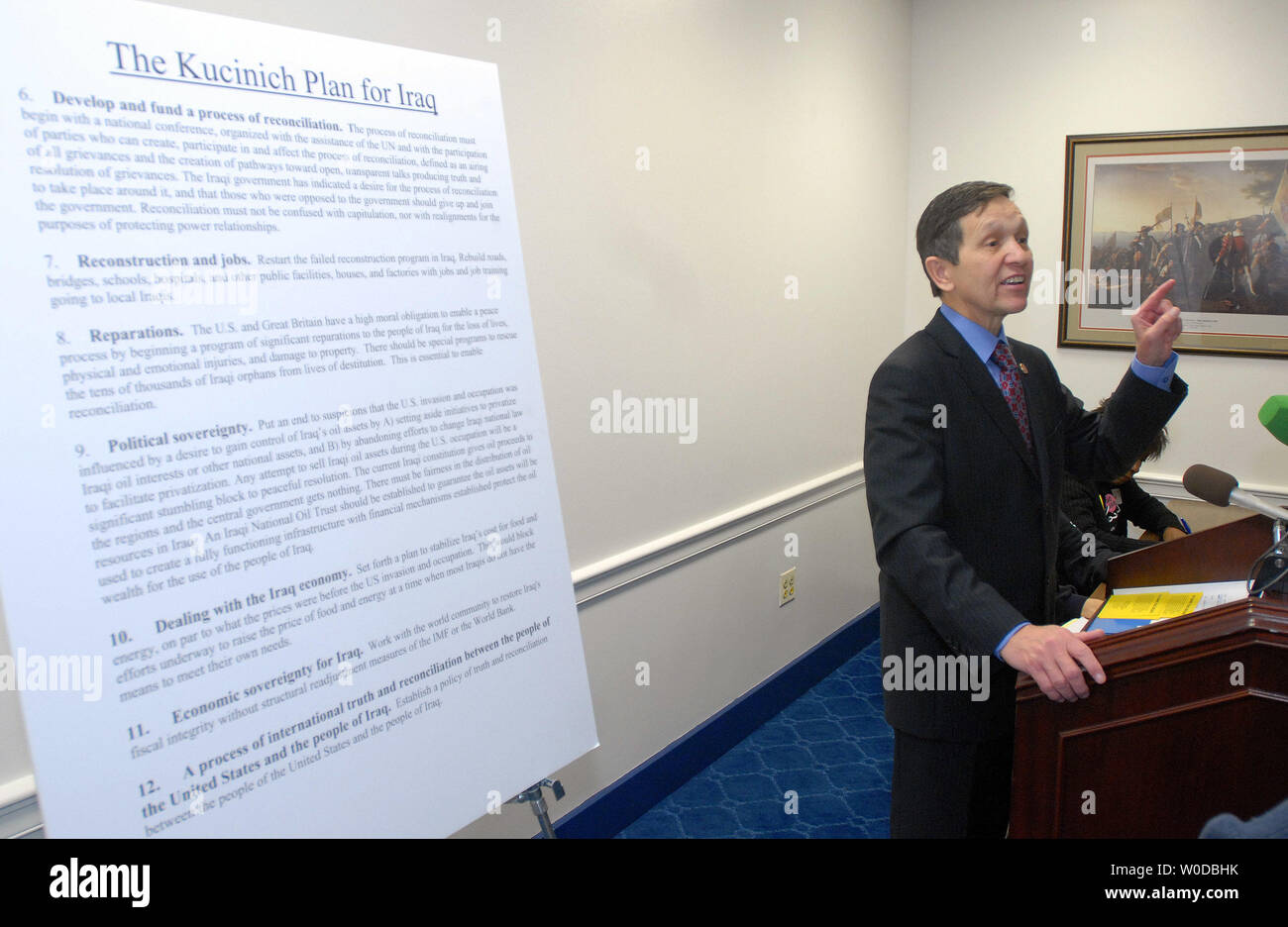 Rep. Dennis Kucinich, D-OH, bespricht seinen Plan für den Rückzug der USA aus dem Irak während einer Pressekonferenz mit dem Granny Peace Brigade auf dem Capitol Hill in Washington am 18. Januar 2007. (UPI Foto/Roger L. Wollenberg) Stockfoto