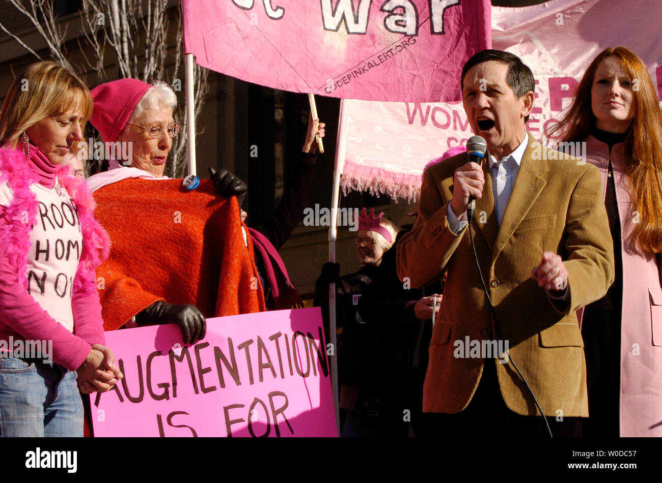 Rep. Dennis Kucinich (D-OH) spricht auf eine Kundgebung mit Code Pink an der Navy Memorial, vor einer massiven Kundgebung an der National Mall in Washington am 27. Januar 2007. Kucinich's Frau, Elizabeth Harper (R), der zuhört. Zehntausende Demonstranten marschierten auf der National Mall gegen den Irak Krieg. United für Frieden und Gerechtigkeit und anderen Friedensorganisationen organisiert Anti-kriegs-Akteure, Vertreter im Kongress und Aktivisten für den massiven Protest an der National Mall. (UPI Foto/Alexis C Glenn) Stockfoto