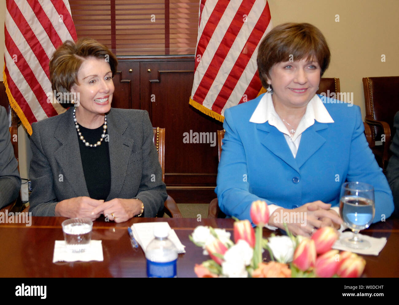 Sprecher des Repräsentantenhauses Nancy Pelosi (D-CA) (L) trifft sich mit Gouverneur Kathleen Blanco (D-LA), in Washington am 8. Februar 2007. (UPI Foto/Kevin Dietsch) Stockfoto