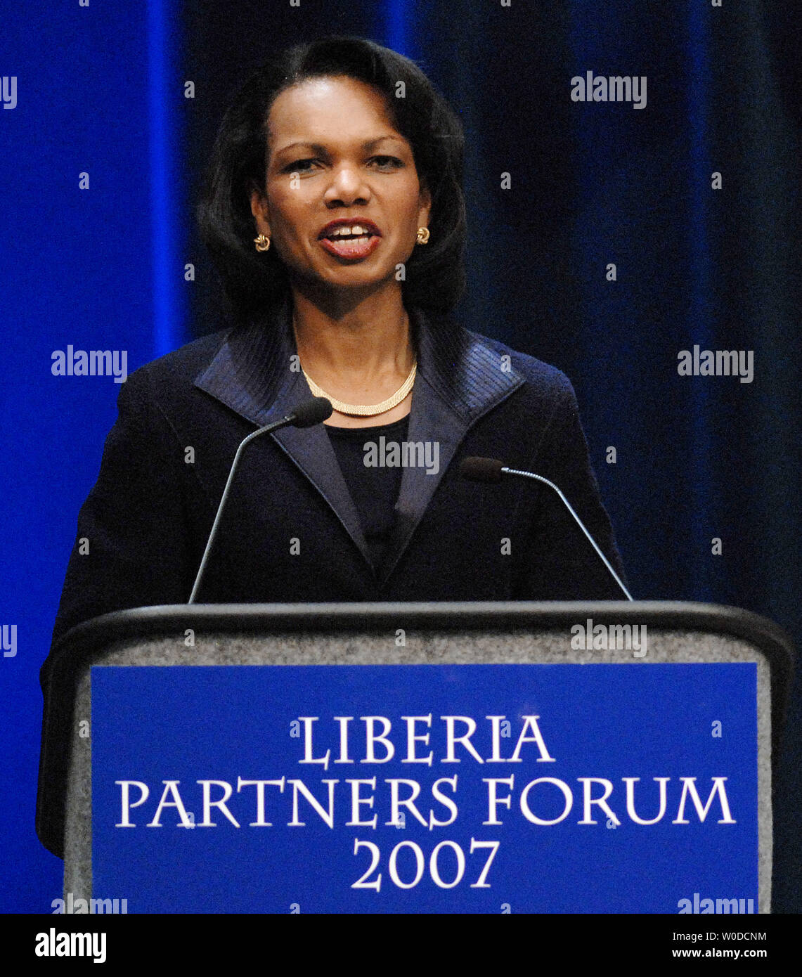 Außenministerin Condoleeza Rice spricht während ein Forum für globale Unterstützung Liberias Volkswirtschaft bei der Weltbank in Washington am 13. Februar 2007 zu bauen. (UPI Foto/Roger L. Wollenberg) Stockfoto