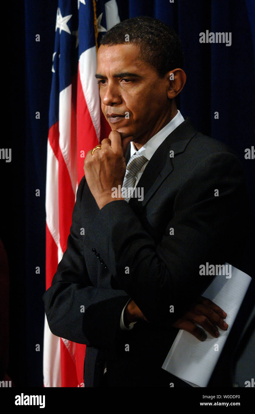 Senator Barack Obama (D-IL) nimmt an einer Pressekonferenz auf der Würde für die verletzten Krieger Act von 2007, in Washington am 1. März 2007. Die Gesetzgebung ist auf die Verbesserung der Einrichtungen, Verfahren und Dienstleistungen zur ambulanten Versorgung im Zusammenhang mit der Verwundeten und Wiederherstellung von Soldaten an aktive militärische Krankenhäuser abzielen. (UPI Foto/Kevin Dietsch) Stockfoto