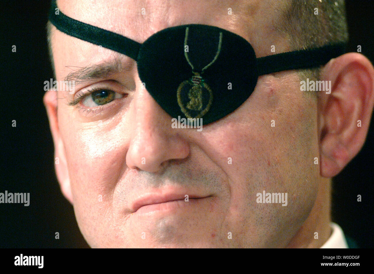 Army Staff Sgt. John Daniel Shannon, der seine Augen in Kampfhandlungen im Irak verloren und die Behandlung am Walter Reed Army Medical Center, zeugt von einem Haus Aufsicht und Regierung Reform Ausschuss Anhörung über die Pflege und den Bedingungen der verwundeten Soldaten am Walter Reed, in Washington am Walter Reed Army Medical Center am 5. März 2007. (UPI Foto/Kevin Dietsch) Stockfoto