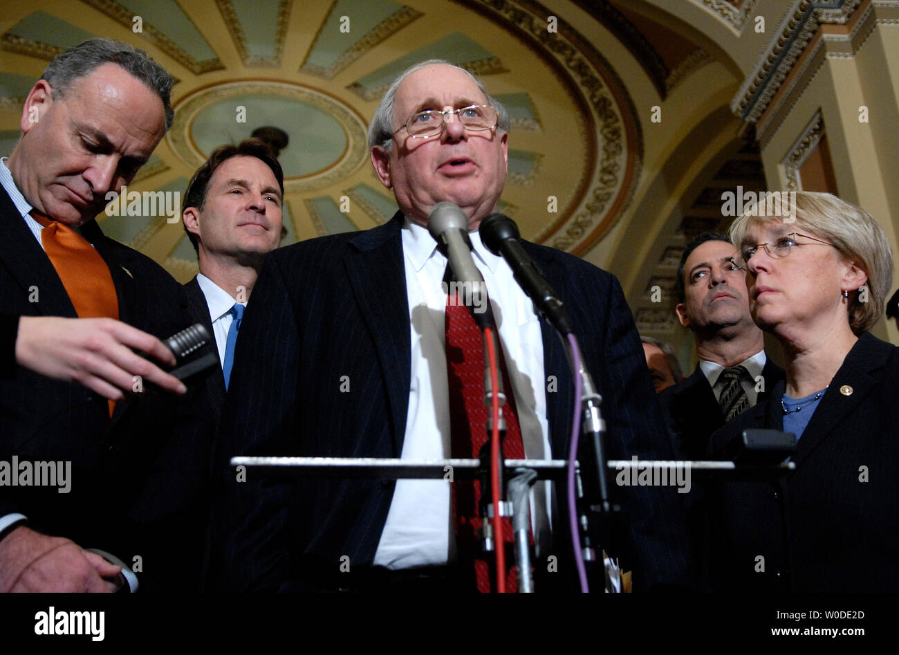 Vorsitzender des Senate Armed Services Committee Carl Levin (D-MI) spricht über eine neue vorgeschlagene gemeinsame Entschließung der US-Politik in Irak zu überarbeiten, in Washington am 8. März 2007. Die neue Gesetzgebung würde für eine fast völlige von Truppen zurückziehen mit einer begrenzten Anzahl von Soldaten für die Ausbildung Links aufrufen. Levin war verbunden von Senator Charles Schumer (D-NY) (L), Senator Evan Bayh (D) (2-L), Senator Russ Feingold (D-WI) (2nd-R) und Sen Parry Murray (D-WA). (UPI Foto/Kevin Dietsch) Stockfoto