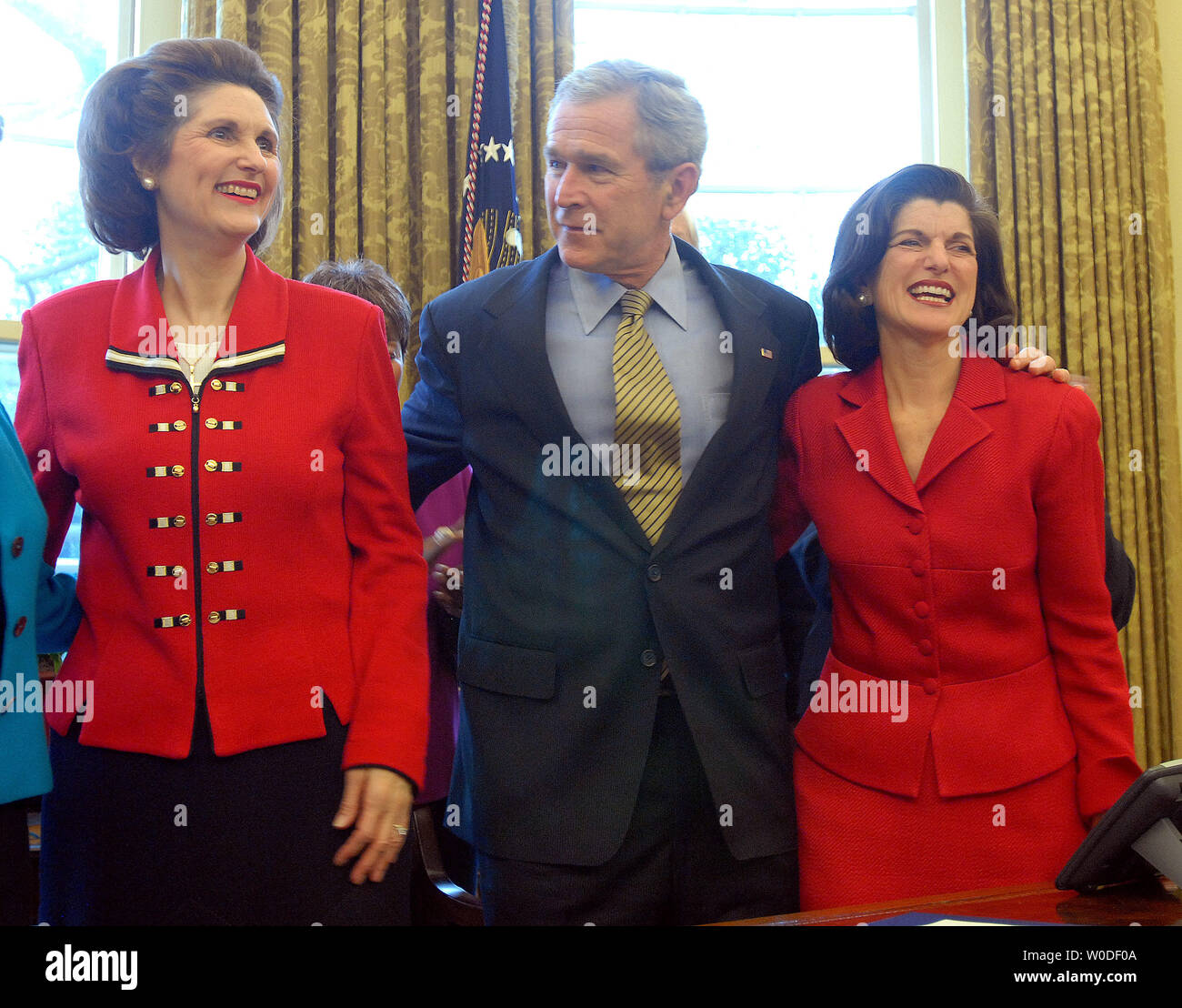 Us-Präsident George W. Bush begrüßt Lynda Bird Johnson Robb (L) und Luci Baines Johnson, Präsident Johnson's Töchter, nach H.R. 584 Unterzeichnung, die Lyndon Baines Johnson Ministerium für Bildung Gebäude Rechnung, im Oval Office des Weißen Hauses am 23. März 2007. (UPI Foto/Roger L. Wollenberg) Stockfoto