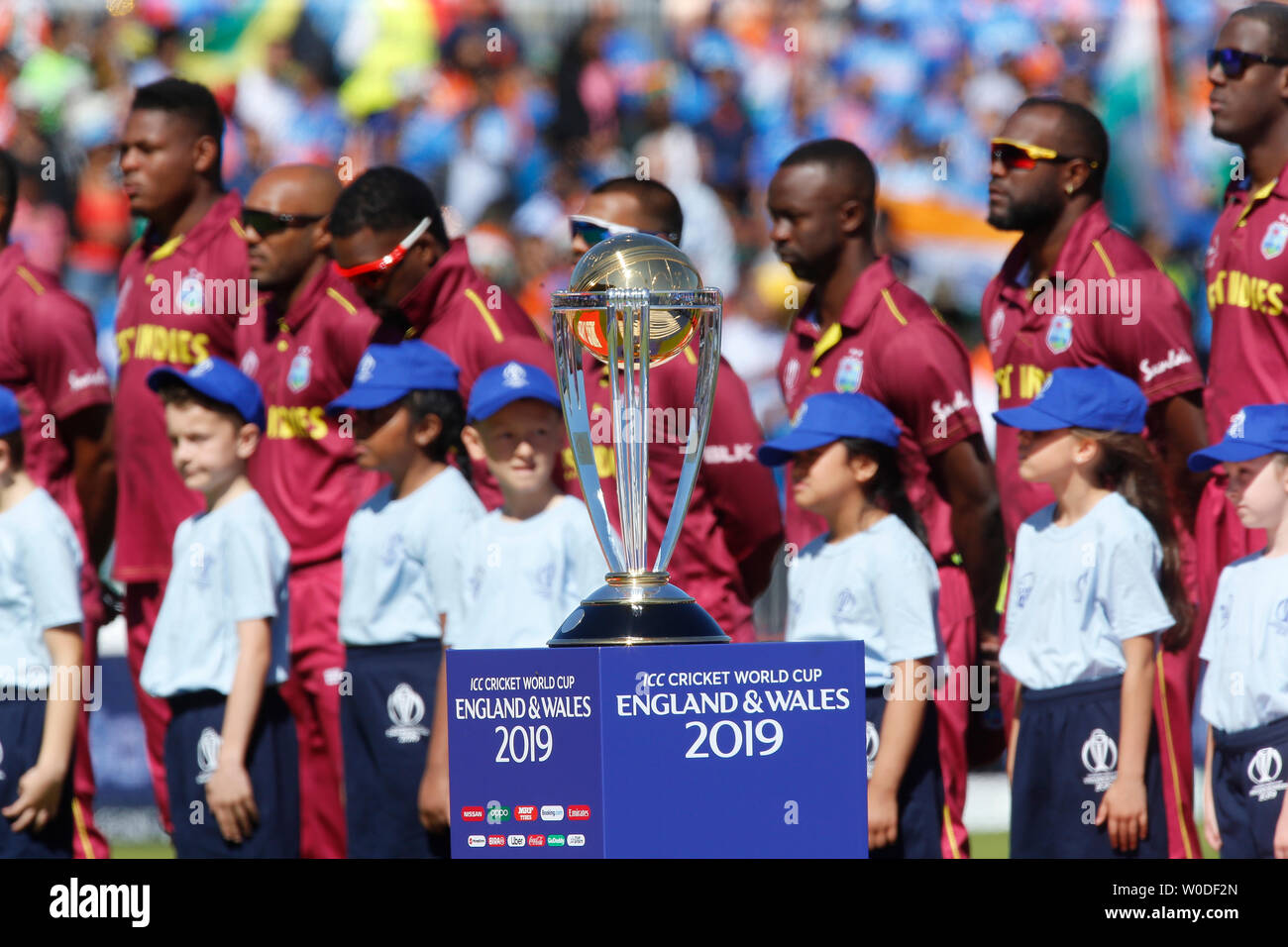 Old Trafford, Manchester, UK. 27 Juni, 2019. ICC World Cup Cricket, West Indies gegenüber Indien; die ICC-wm-pokal auf Anzeige als die Westinseln Team steht für die nationalhymnen Credit: Aktion plus Sport/Alamy leben Nachrichten Stockfoto