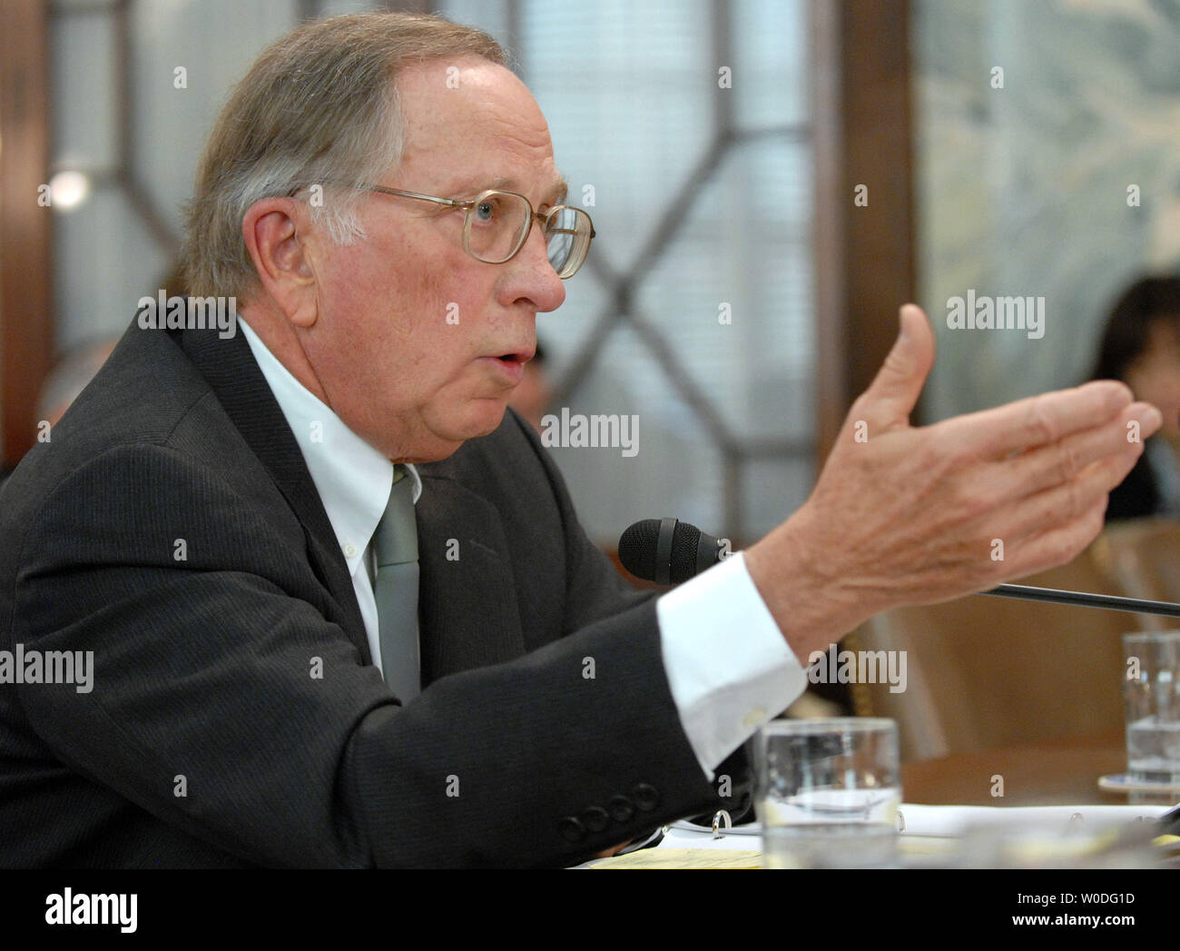 Der ehemalige Senator Sam Nunn (D-GA) erscheint vor dem Streitkräfteausschuss des Senats die Gefahren der Verbreitung von Kernwaffen auf dem Capitol Hill in Washington am 11. April 2007 zu diskutieren. (UPI Foto/Roger L. Wollenberg) Stockfoto