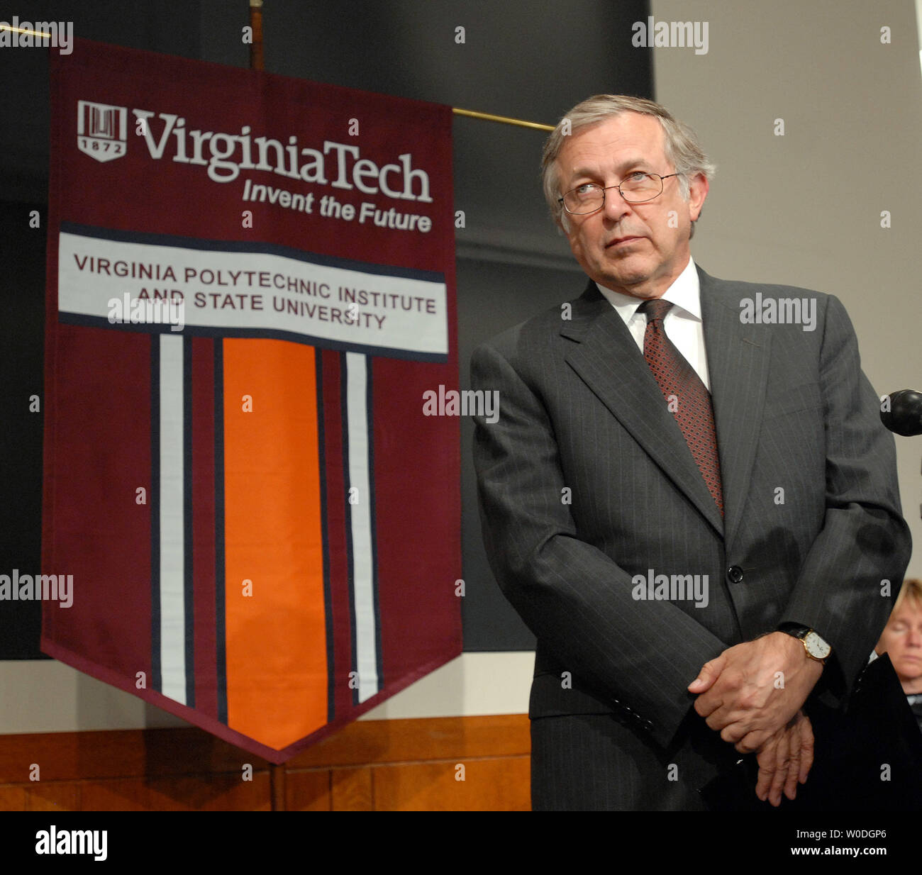 Virginia Tech Präsident Charles Steger unterweist die Medien nach ...