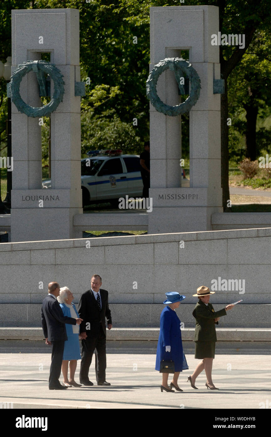 Die britische Königin Elizabeth II (2. R) ist eine Tour durch die National World War II Memorial, das vom Direktor der National Park Service Maria Bomar (R), in Washington am 8. Mai 2007. Die Königin wurde von Prinz Philip, Herzog von Edinburgh (L), der ehemalige Präsident George Herbert Walker Bush (2nd-L) und ehemalige First Lady Barbara Bush verbunden. Das war der letzte Tag der 6-tägigen Queen's Besuch in Amerika. (UPI Foto/Kevin Dietsch) Stockfoto