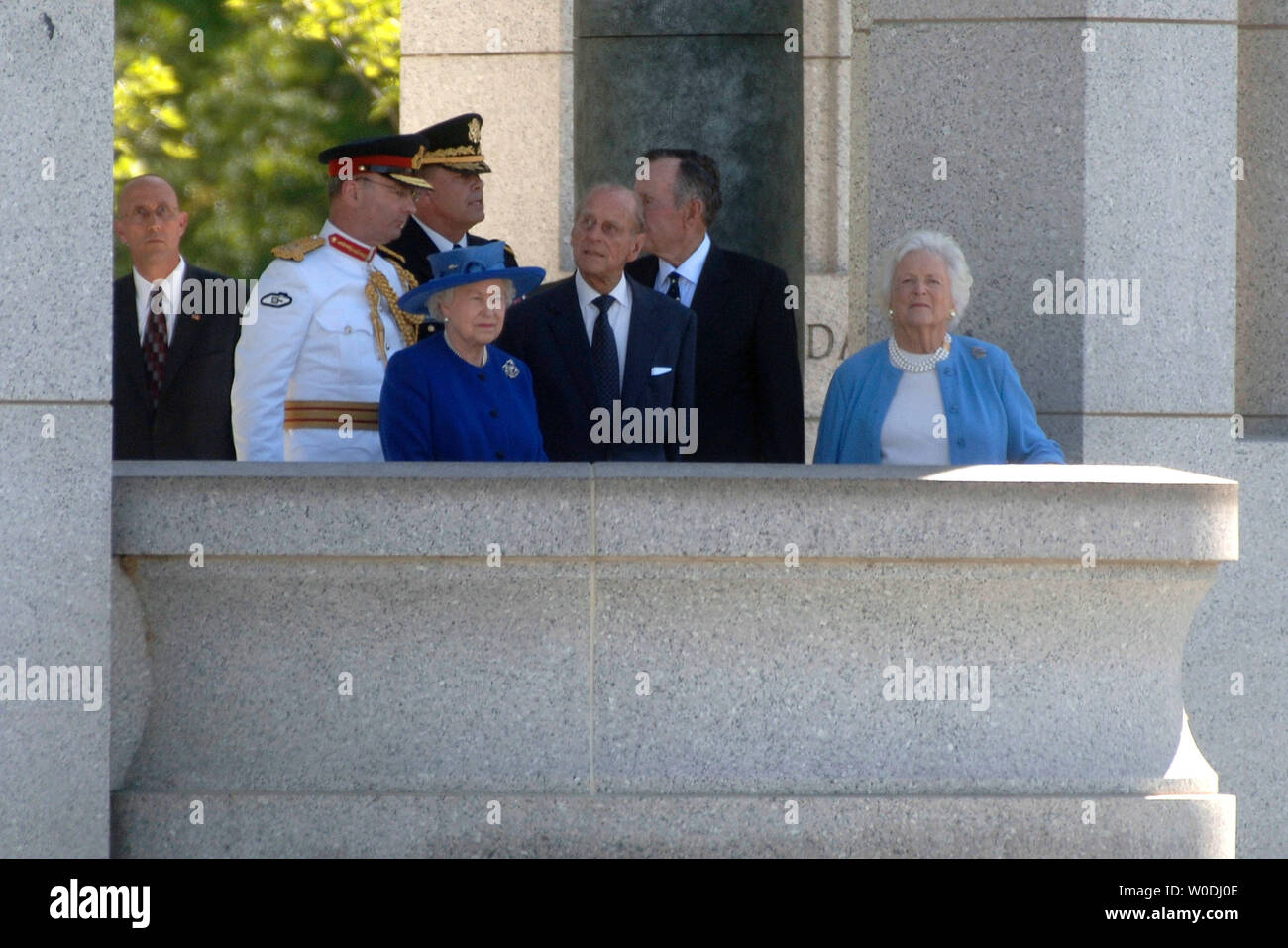 Die britische Königin Elizabeth II (3rd-L), Prinz Philip, Herzog von Edinburgh (3rd-R), ehemaliger Präsident George Herbert Walker Bush (2nd-R) und ehemalige First Lady Laura Bush (R), eine Tour durch die National World War II Memorial in Washington am 8. Mai 2007. Die Königin ist am letzten Tag der 6-tägigen Besuch in Amerika. (UPI Foto/Kevin Dietsch) Stockfoto