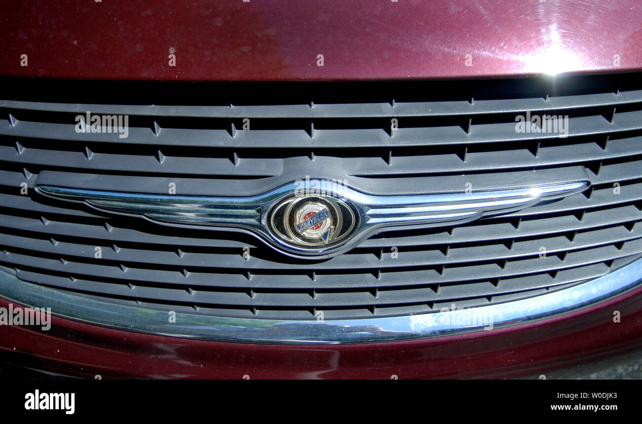 Die in Deutschland ansässige DaimlerChrysler Auto Riese sagte, es hat fast alle seine Marke Chrysler an Cerberus, eine Private Equity Firma für 7,4 Mrd. $ zu verkaufen. Ein Chrysler Logo ist auf einem der Minivans in Washington am 14. Mai 2007 gesehen. (UPI Foto/Kevin Dietsch) Stockfoto