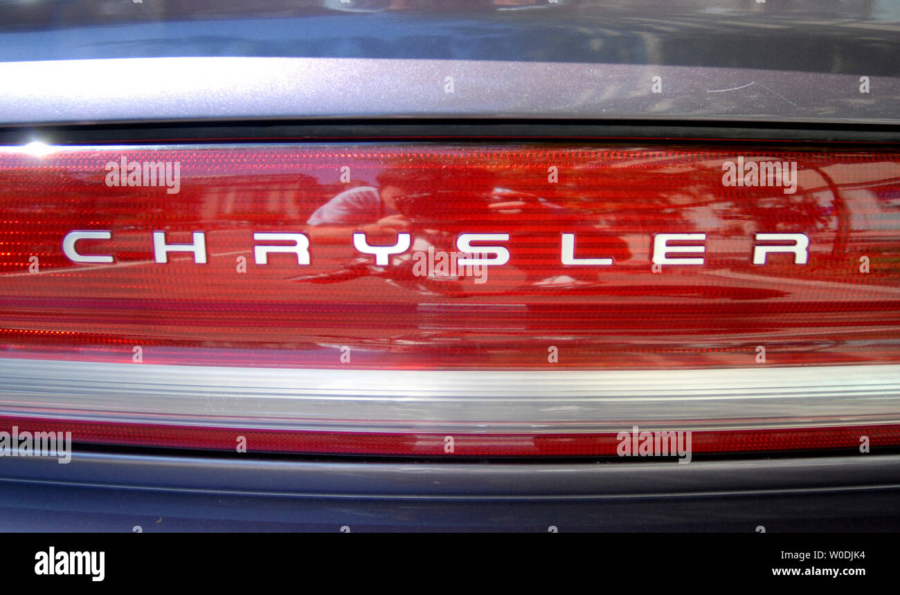 Die in Deutschland ansässige DaimlerChrysler Auto Riese sagte, es hat fast alle seine Marke Chrysler an Cerberus, eine Private Equity Firma für 7,4 Mrd. $ zu verkaufen. Ein Chrysler Logo ist auf einem seiner Automobile in Washington am 14. Mai 2007 gesehen. (UPI Foto/Kevin Dietsch) Stockfoto