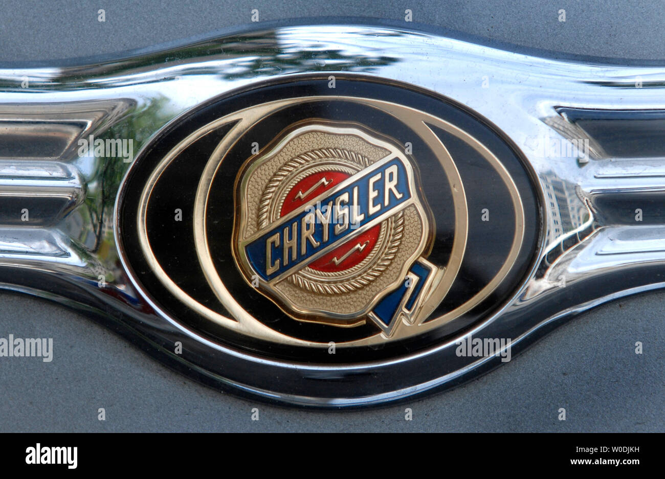 Die in Deutschland ansässige DaimlerChrysler Auto Riese sagte, es hat fast alle seine Marke Chrysler an Cerberus, eine Private Equity Firma für 7,4 Mrd. $ zu verkaufen. Ein Chrysler Logo ist auf eine 300 Limousine in Washington am 14. Mai 2007 gesehen. (UPI Foto/Kevin Dietsch) Stockfoto
