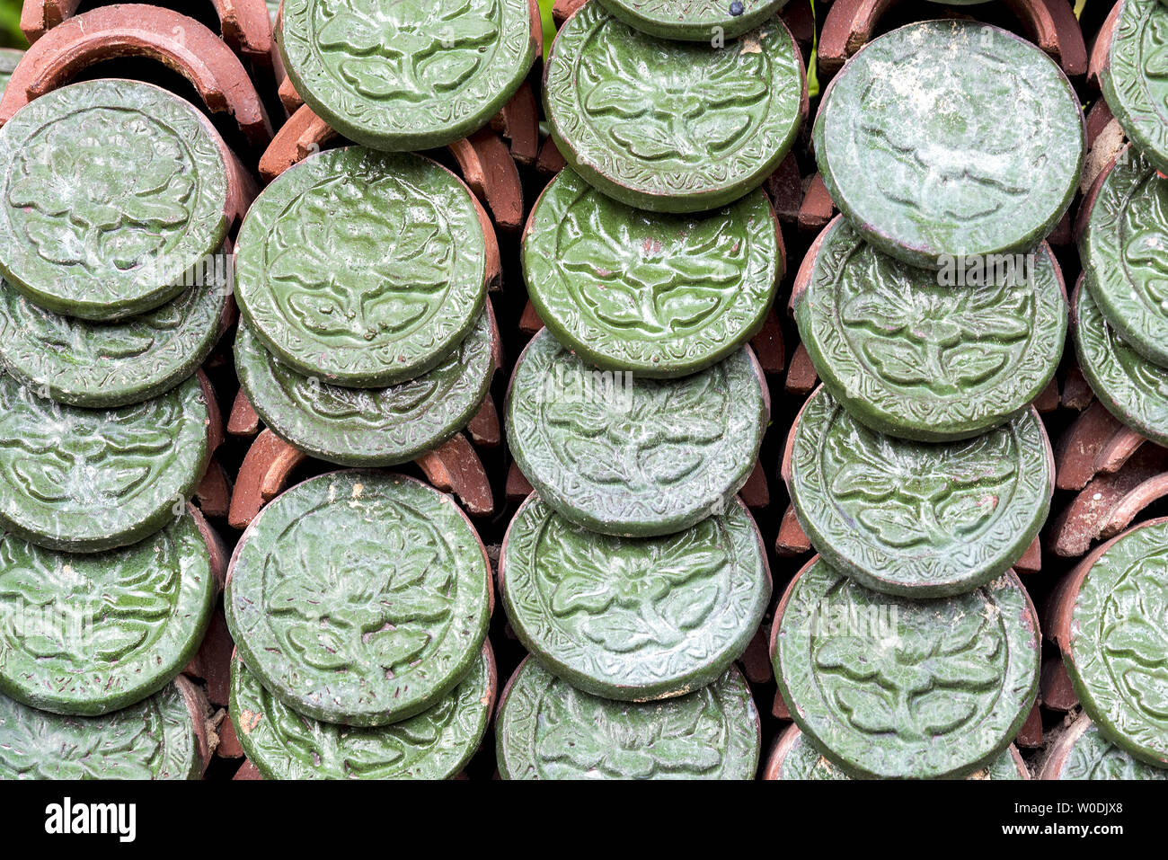 Grün geprägten Blume Keramik Muster auf Dachziegel. Stockfoto