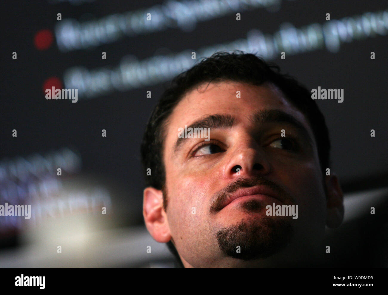 Justin Levitt, Rat Brennan Mitte für Gerechtigkeit hört während einer Pressekonferenz über aktuelle Entwicklungen in der Untersuchung des Justizministeriums und der Notwendigkeit zur Wahl Reform in Washington am 7. Juni 2007. Nach dem Brennan Mitte für Gerechtigkeit, Mitglieder des Justizministeriums gebildet, Anforderungen für die Feststellung der Wahlberechtigung, die Minderheiten gezielt erfolgen und das Ergebnis von Wahlen. (UPI Foto/Dominic Bracco II) Stockfoto