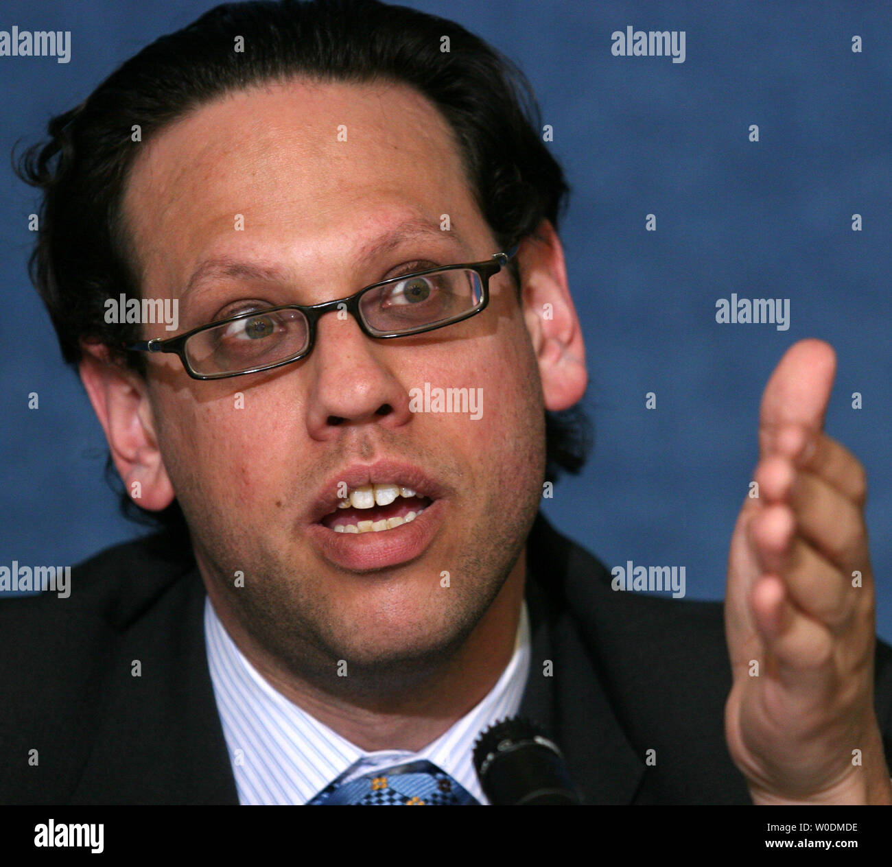 Direktor der nationalen Kampagne für faire Wahlen, Jona Goldman, beantwortet Fragen zu aktuellen Entwicklungen in der Untersuchung des Justizministeriums und der Notwendigkeit zur Wahl Reform in Washington am 7. Juni 2007. Nach dem Brennan Mitte für Gerechtigkeit Mitglieder des Justizministeriums gebildet, Anforderungen für die Feststellung der Wahlberechtigung, die Minderheiten gezielt erfolgen und das Ergebnis von Wahlen. (UPI Foto/Dominic Bracco II) Stockfoto