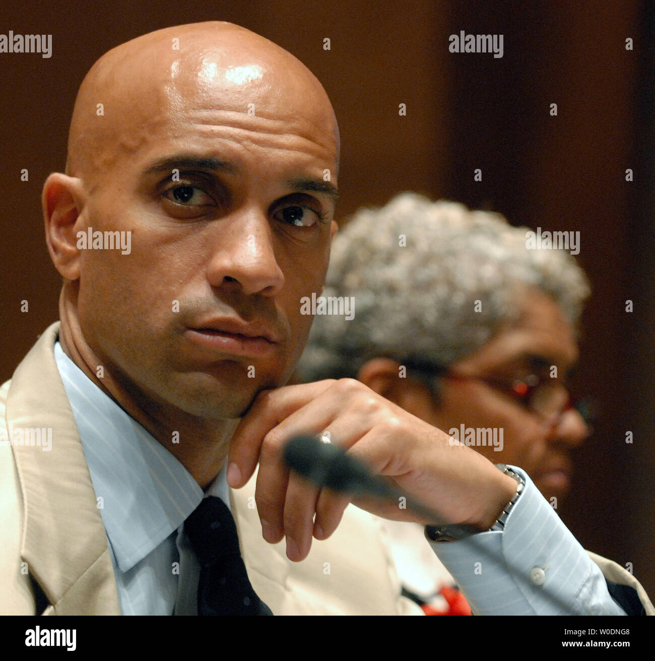 D.C. Bürgermeister Adrian Fenty bezeugt vor dem Senat Bankwesen, Wohnungs- und Städtebau Ausschuß Anhörung zu "Arbeiten zur Beendigung der Obdachlosigkeit: Reauthorization der Mc Kinney-Vento Wohnungslosenhilfe, auf dem Capitol Hill in Washington am 21. Juni 2007. (UPI Foto/Roger L. Wollenberg) Stockfoto