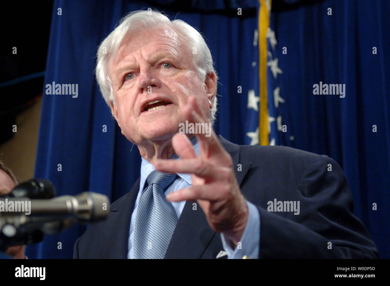 Senator Edward Kennedy (D-MA) spricht bei einer Pressekonferenz über die Migration, in Washington am 28. Juni 2007. Der Senat nicht cloture beim Zuwanderungsgesetz S. 1639 zu berufen. Beide Parteien haben geschworen, bis die Rechnung zu einem späteren Zeitpunkt zu übernehmen. (UPI Foto/Kevin Dietsch) Stockfoto