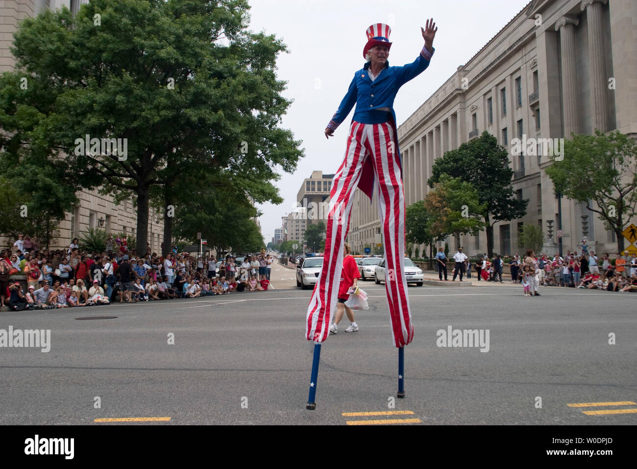 Ein Teilnehmer Märsche in der Independence Day Parade 2007 in Washington am 4. Juli 2007. Die Parade empfohlene Bands um von den Vereinigten Staaten, Schwimmer, militärische Einheiten, und Polizei und Feuerwehr Abteilungen aus der ganzen Metropolregion. (UPI Foto/Dominic Bracco II) Stockfoto