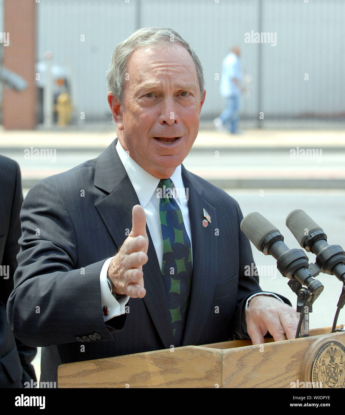 New York City Bürgermeister Michael Bloomberg spricht mit Reportern nach einem Treffen mit dem US-Verkehrsministerium in Washington am 10. Juli 2007. Bloomberg drängt auf Bundes Maut Zonen für Ballungszentren von New York City zu erstellen. (UPI Foto/Roger L. Wollenberg) Stockfoto