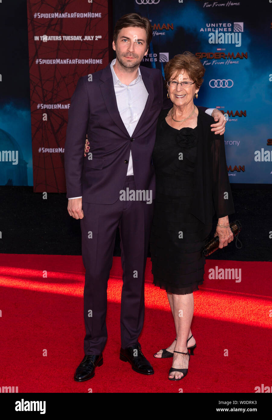 Los Angeles, CA - 26. Juni 2019: Jon Watts und Mutter der Premiere von Sony Pictures 'Spider-Man weit von zu Hause' gehalten an TCL Chinese Theater teilnehmen Stockfoto