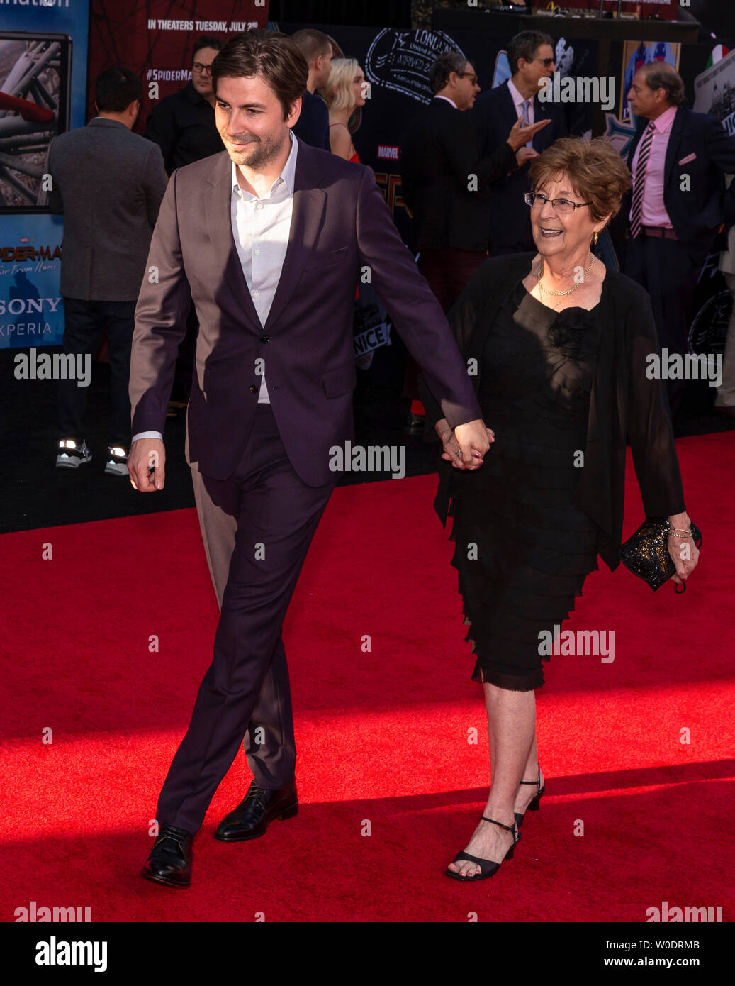 Los Angeles, CA - 26. Juni 2019: Jon Watts und Mutter der Premiere von Sony Pictures 'Spider-Man weit von zu Hause' gehalten an TCL Chinese Theater teilnehmen Stockfoto