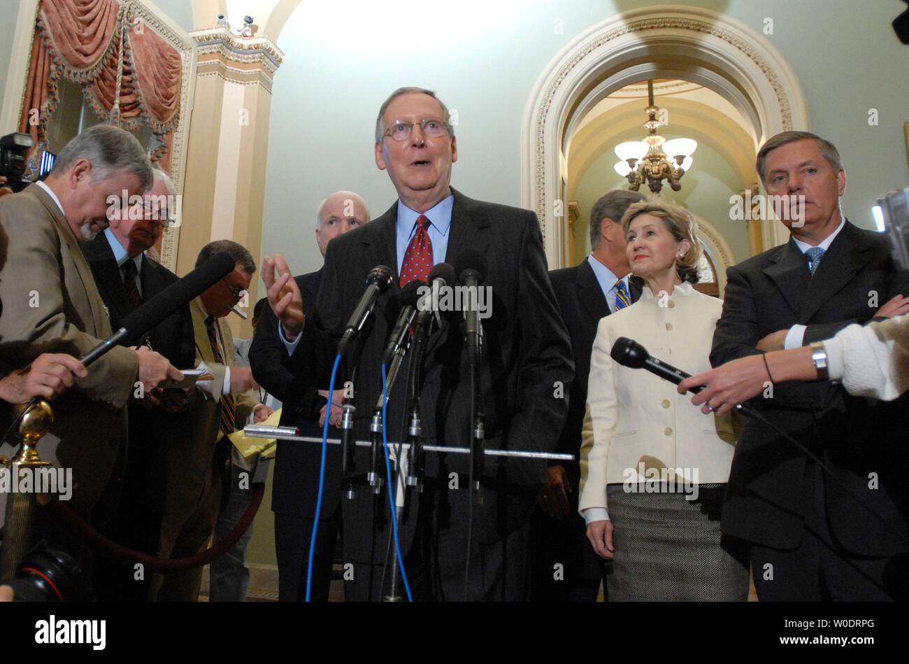 Senat Minderheit Führer Mitch McConnell, R-KY, spricht mit den Medien nach einer nächtlichen Aussprache in der Niederlage eines Senats Defense Authorization Bill, dass ein Zeitplan für Abzug aus dem Irak auf dem Capitol Hill in Washington am 18. Juli 2007 endete. Hinter McConnell sind Senator John McCain, R-AZ, Sen. Trent Lott, R-MS, Sen. Kay Bailey Hutchison, R-TX und Senator Lindsey Graham, R-SC, (L, R). (UPI Foto/Roger L. Wollenberg) Stockfoto
