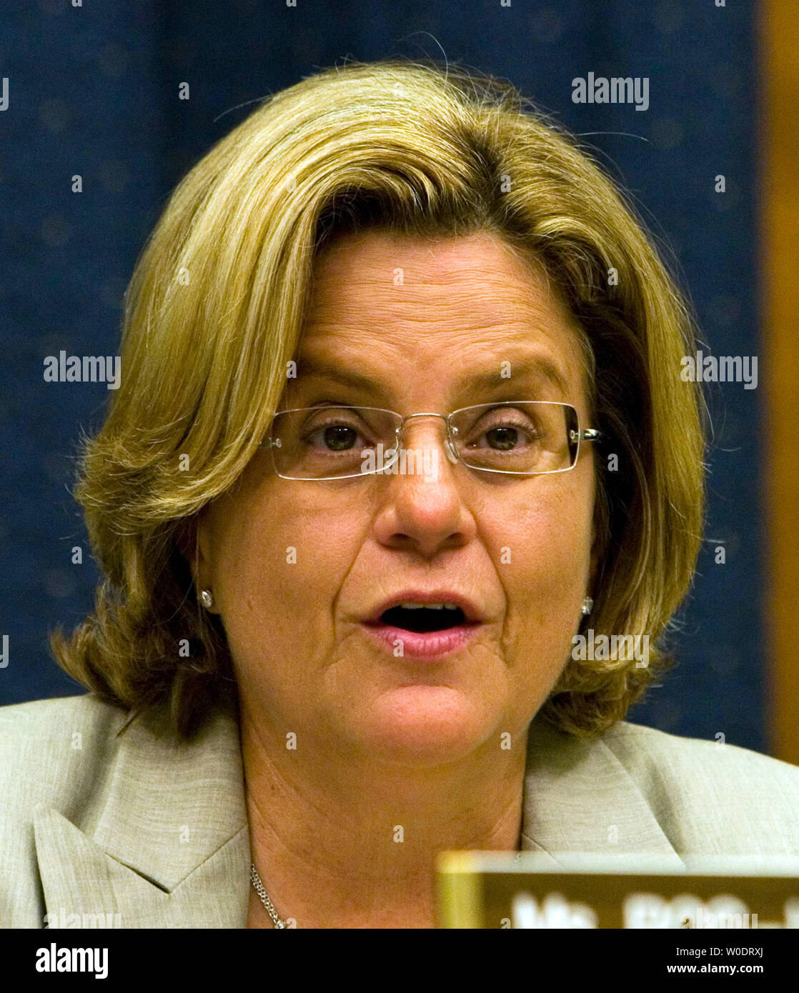 Rep Ileana Ros-Lehtinen (R-FL) Adressen ehemaliger Botschafter Dennis Ross, wie er vor dem Ausschuß für auswärtige Angelegenheiten über die USA diplomatische Bemühungen im Nahen Osten auf dem Capitol Hill in Washington am 19. Juli 2007 bezeugt. (UPI Foto/David Brody) Stockfoto