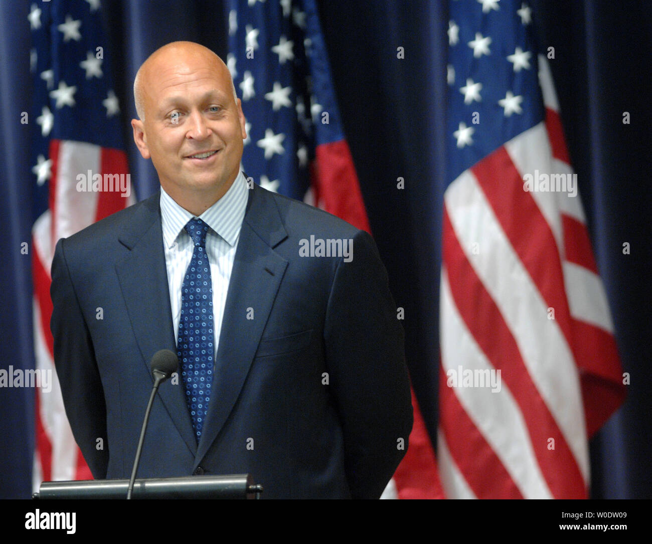 Baseball Hall of Famer cal Ripken jr. spricht zu den Medien nach Als besonderen Sport Sonderbeauftragten bei der Staatlichen Abteilung während einer Zeremonie an das State Department in Washington verkündet wird am 13. August 2007 (UPI Foto/Kevin Dietsch) Stockfoto