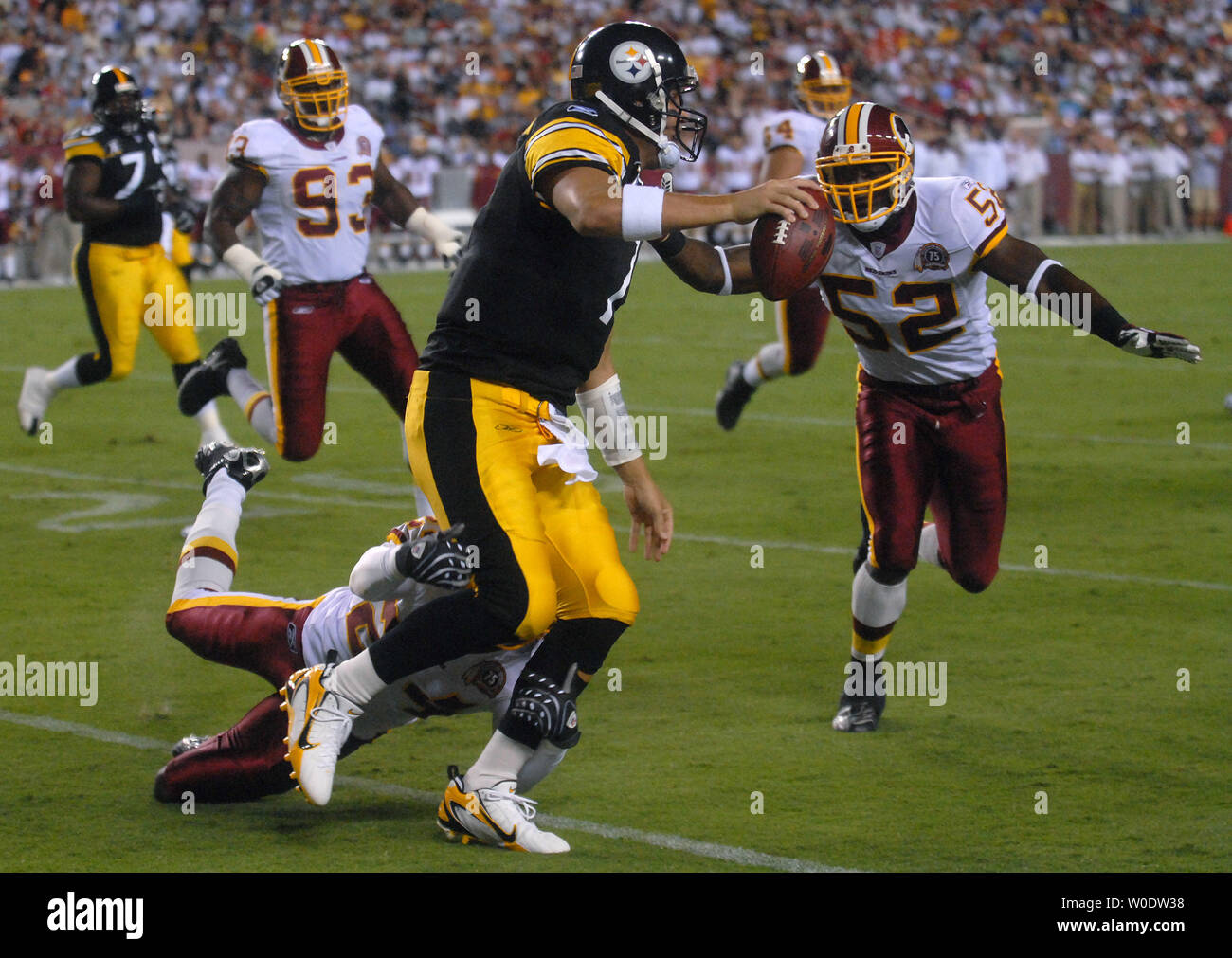 "Pittsburgh Steelers Quarterback Ben Roethlisberger ist sacked durch Washington Redskins Shawn Federn (24) und Rocky McIntosh im zweiten Quartal FedEx Field in Landover, Maryland am 18. August 2007. (UPI Foto/Kevin Dietsch) Stockfoto