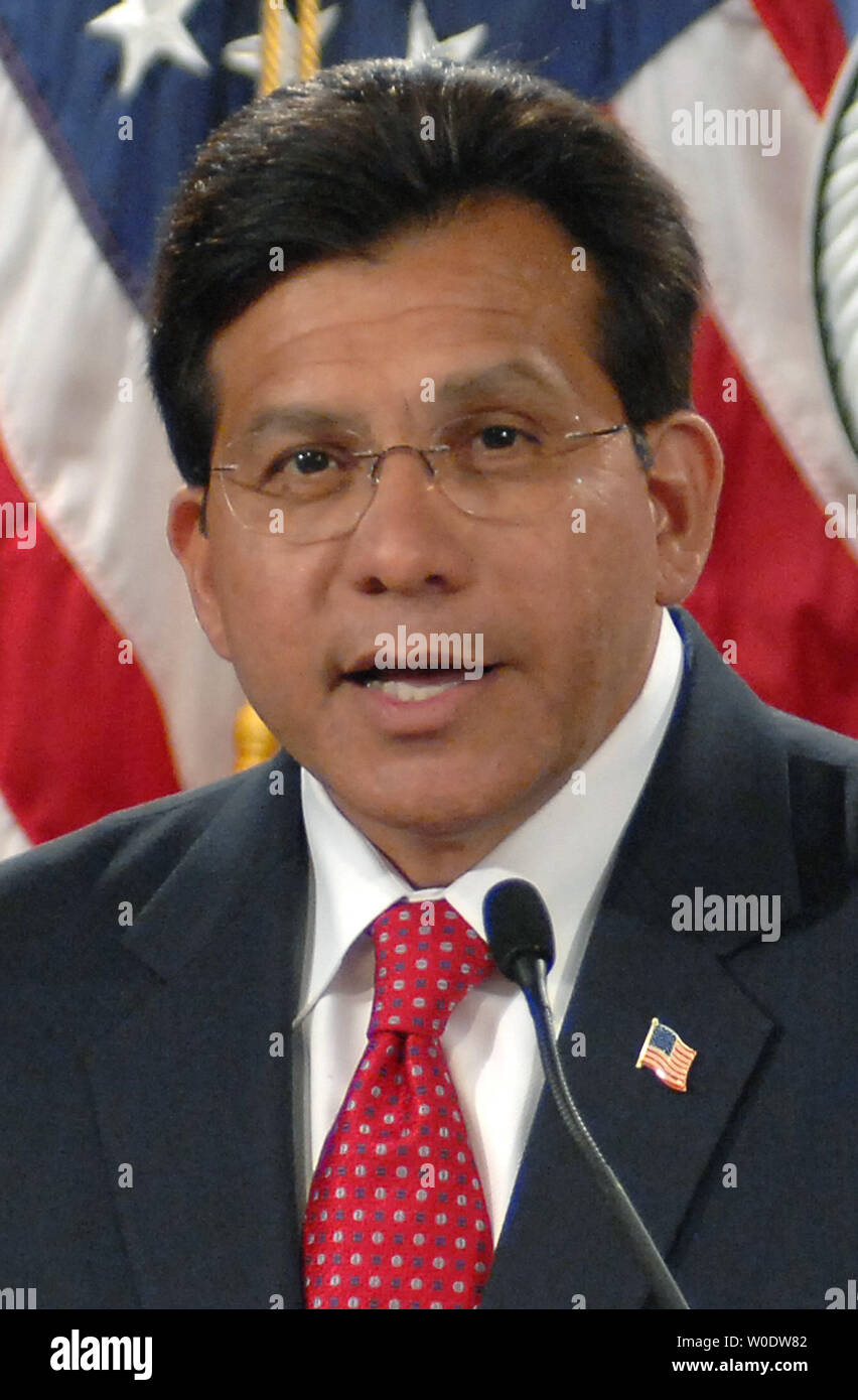 Us-Justizminister Alberto Gonzales liefert seine Erklärung des Rücktritts auf das Justizministerium in Washington am 27. August 2007. Sein Rücktritt ist 17. September 2007 wirksam. Solicitor General Paul Clement agiert Attorney General, bis ein Ersatz gefunden wird. (UPI Foto/Kevin Dietsch) Stockfoto