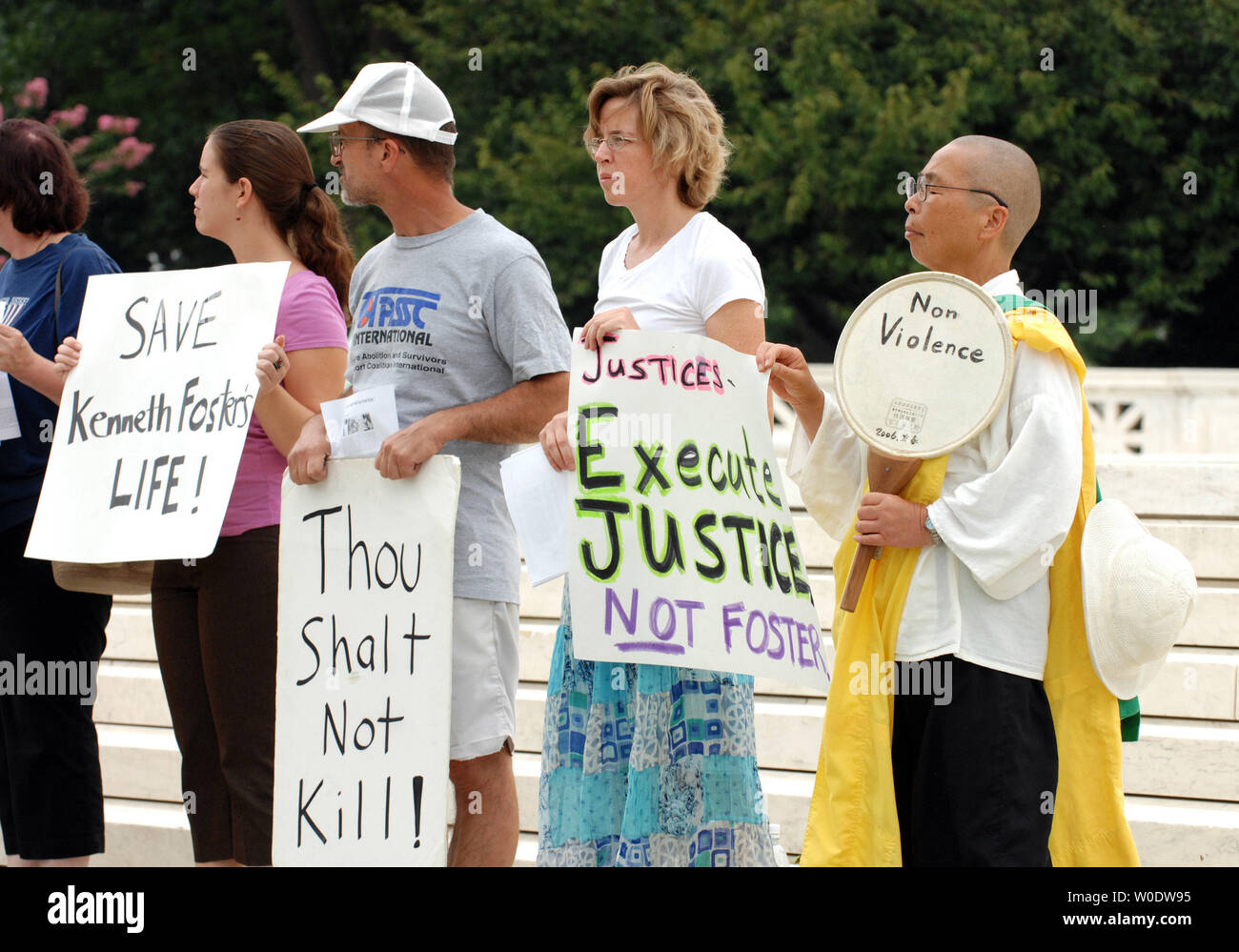 Demonstranten fordern Ende der Todesstrafe, insbesondere auf die Hinrichtung für Texas Insasse Kenneth Foster, in der Nähe des Obersten Gerichtshofs in Washington am 29. August 2007. (UPI Foto/Roger L. Wollenberg) Stockfoto