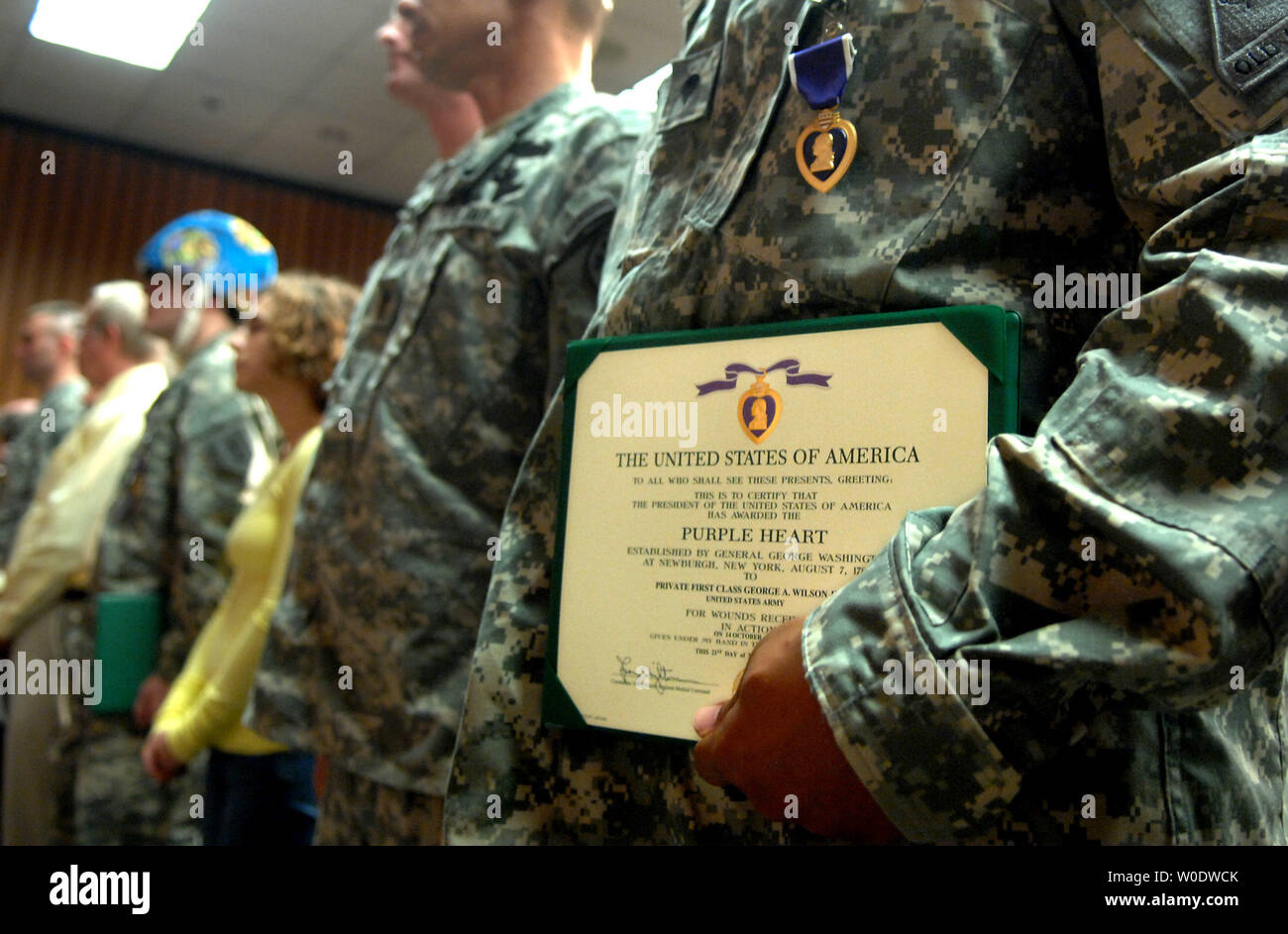 Armee SPC George Wilson hält seine Purple Heart Award während einer Zeremonie im Walter Reed Army Medical Center in Washington am 30. August 2007. Sechs Soldaten waren die Purple Heart während der Zeremonie verliehen. (UPI Foto/Kevin Dietsch) Stockfoto