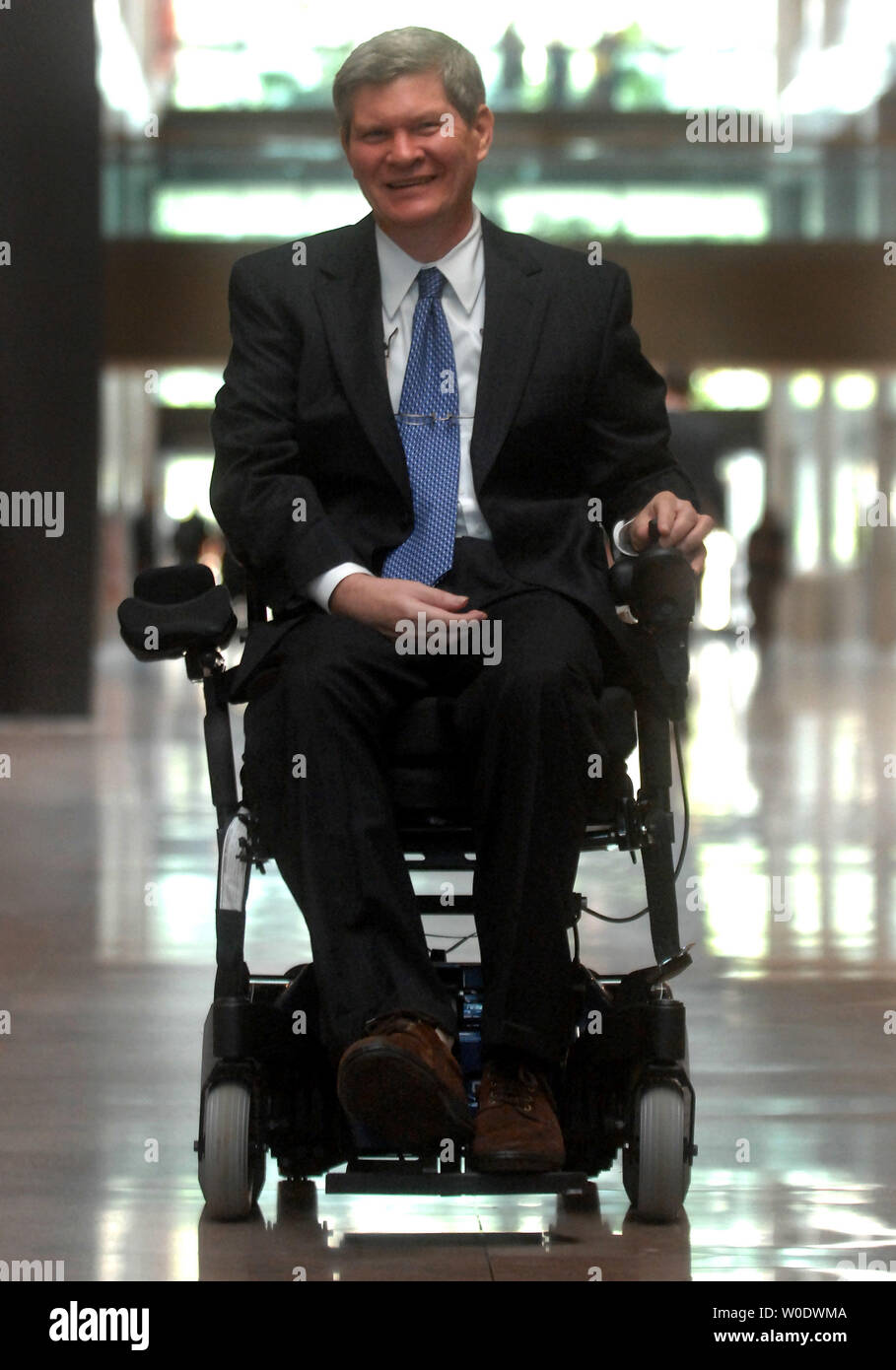Sen. Tim Johnson (D-SD) macht sich auf den Weg zu seinem Büro auf dem Capitol Hill in Washington am 5. September 2007. Der Senator hat aus dem Amt seit dem Erleiden einer Hirnblutung am Ende des letzten Jahres. (UPI Foto/Kevin Dietsch) Stockfoto