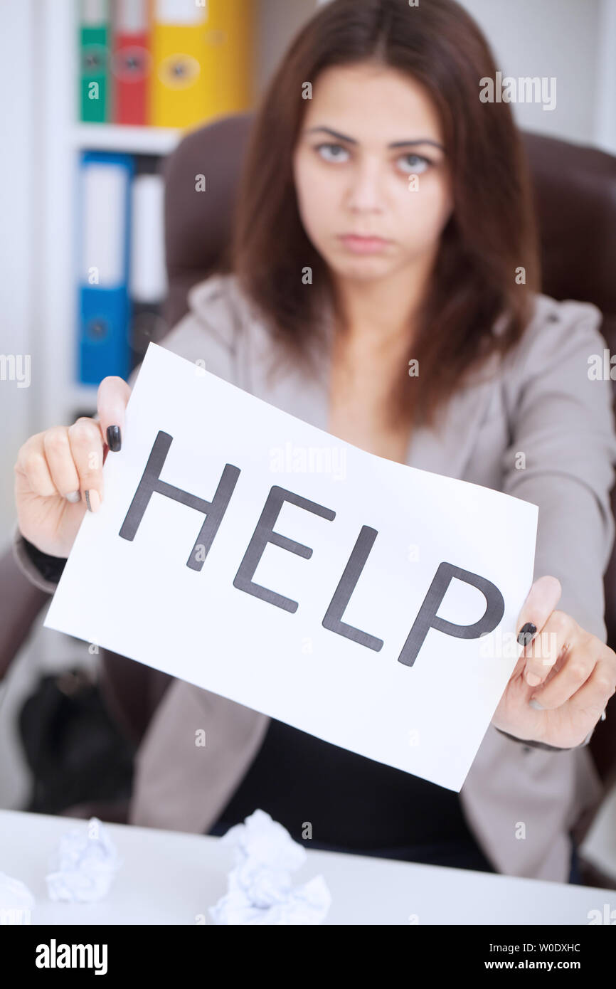 Eine Geschäftsfrau Übersicht Hilfe am Arbeitsplatz im Büro Stockfoto