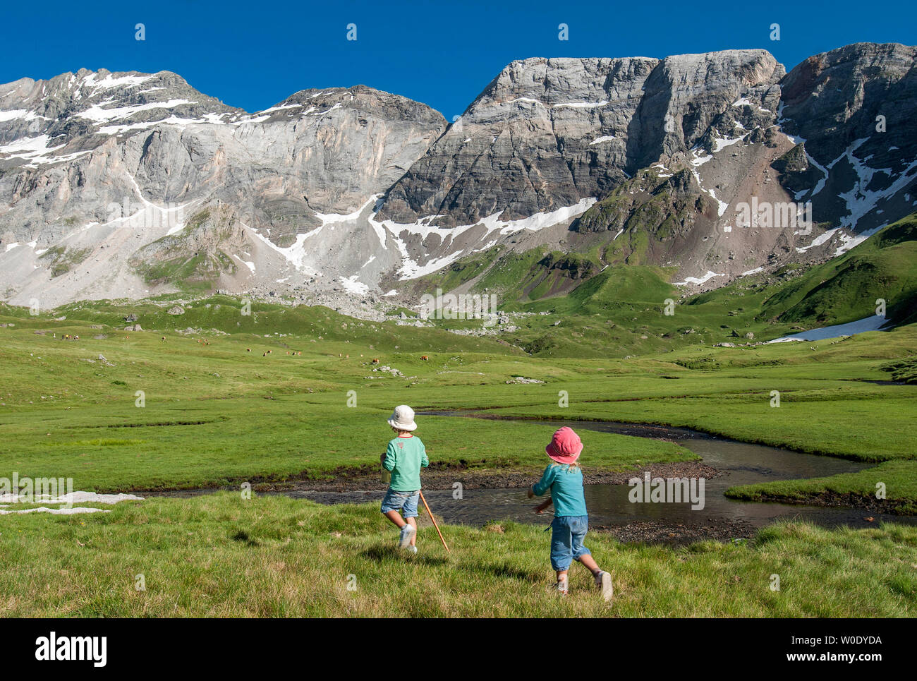 Der Nationalpark der Pyrenäen, Hautes-Pyrenees, Kinder in den Cirque de Troumouse (UNESCO Welterbe) Stockfoto