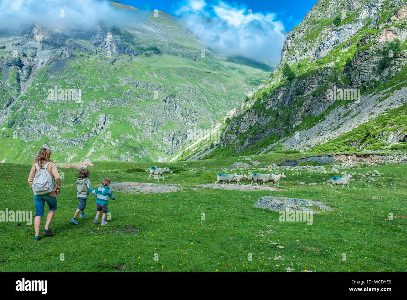 Frankreich, Pyrenäen Nationalpark, Hautes-Pyrenees, Familie in den Cirque de Troumouse (UNESCO Welterbe) Stockfoto