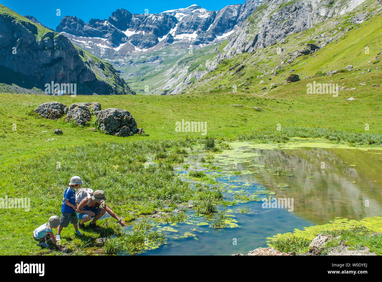 Der Nationalpark der Pyrenäen, Hautes-Pyrenees, Familie im Cirque d'Estaube (UNESCO Welterbe) Stockfoto