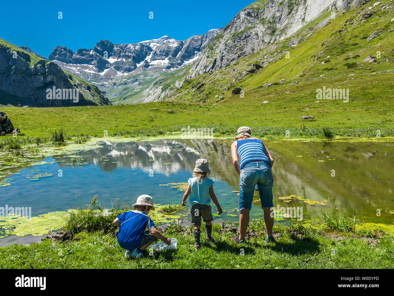 Der Nationalpark der Pyrenäen, Hautes-Pyrenees, Familie im Cirque d'Estaube (UNESCO Welterbe) Stockfoto